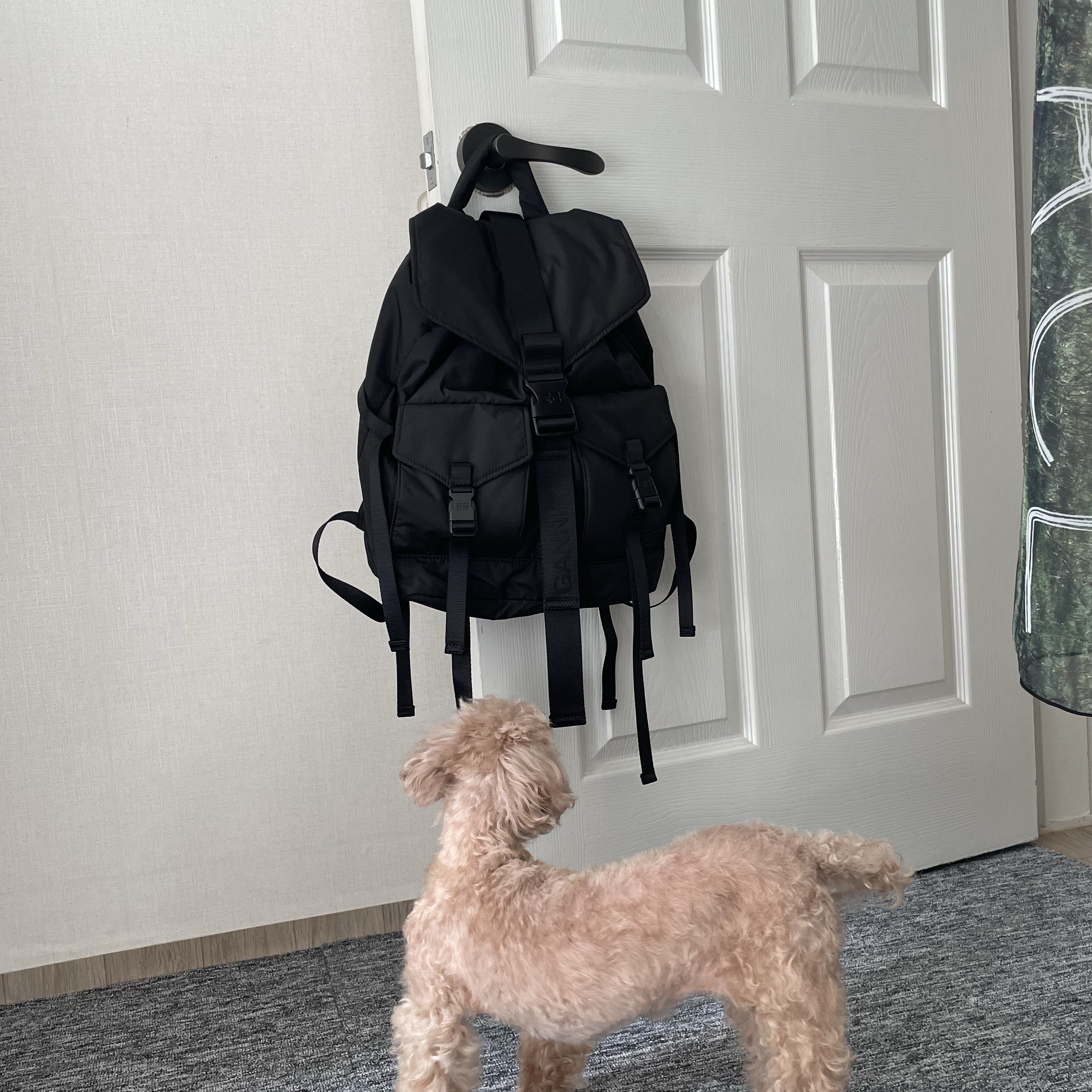 Ganni Tech Backpack Black 착용 스타일 - 1