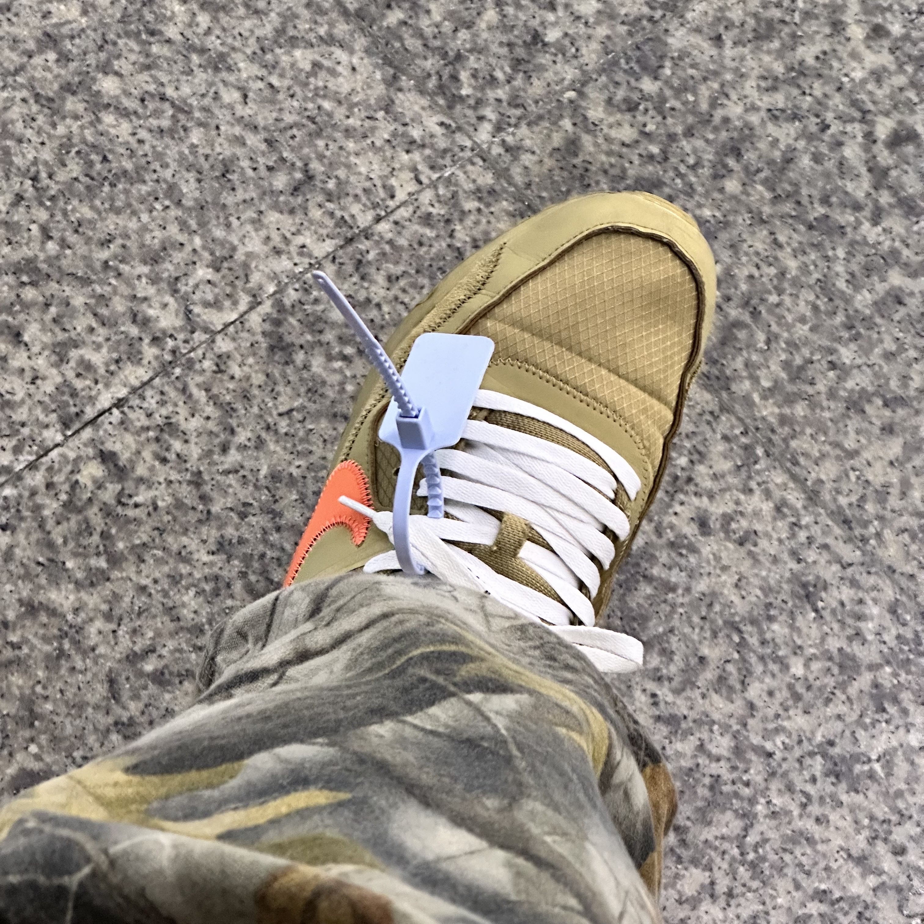 Nike x Off-White Air Max 90 V2 Desert Ore 착용 스타일