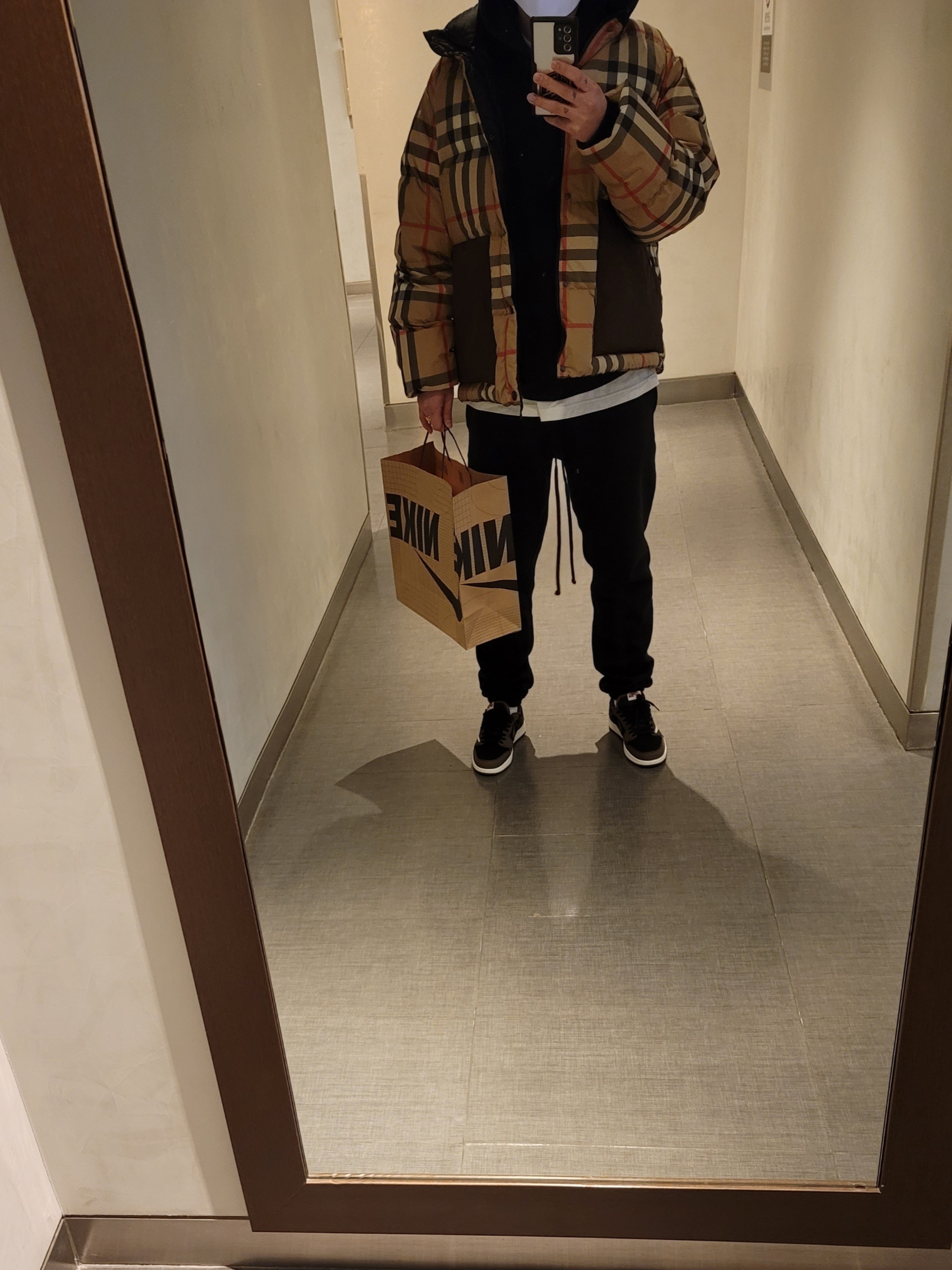 Burberry Check Puffer Jacket Archive Beige, Jordan 1 x Travis Scott Retro Low OG SP Mocha 착용 스타일 - 1