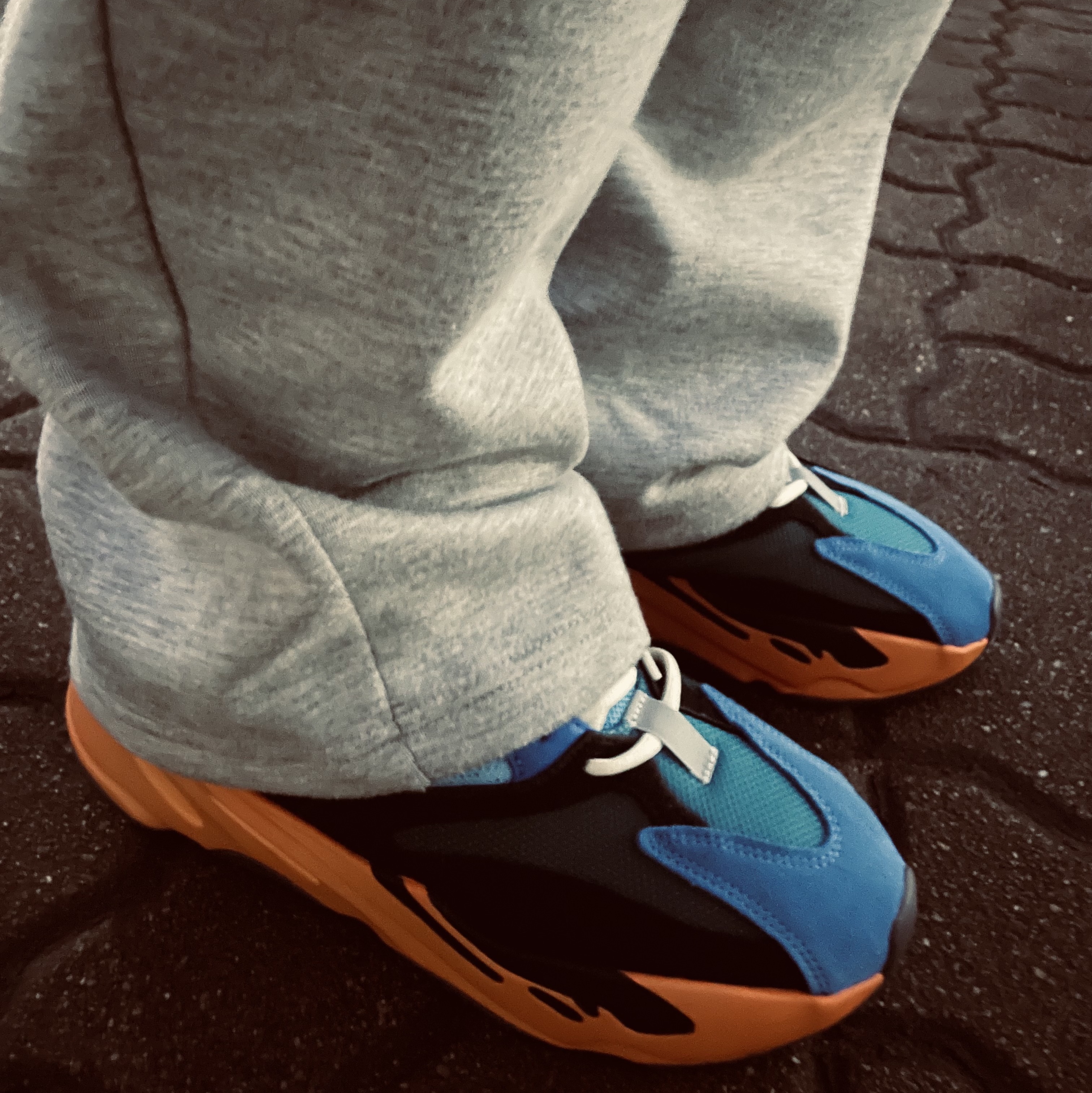 Adidas Yeezy Boost 700 Bright Blue 착용 스타일 - 2