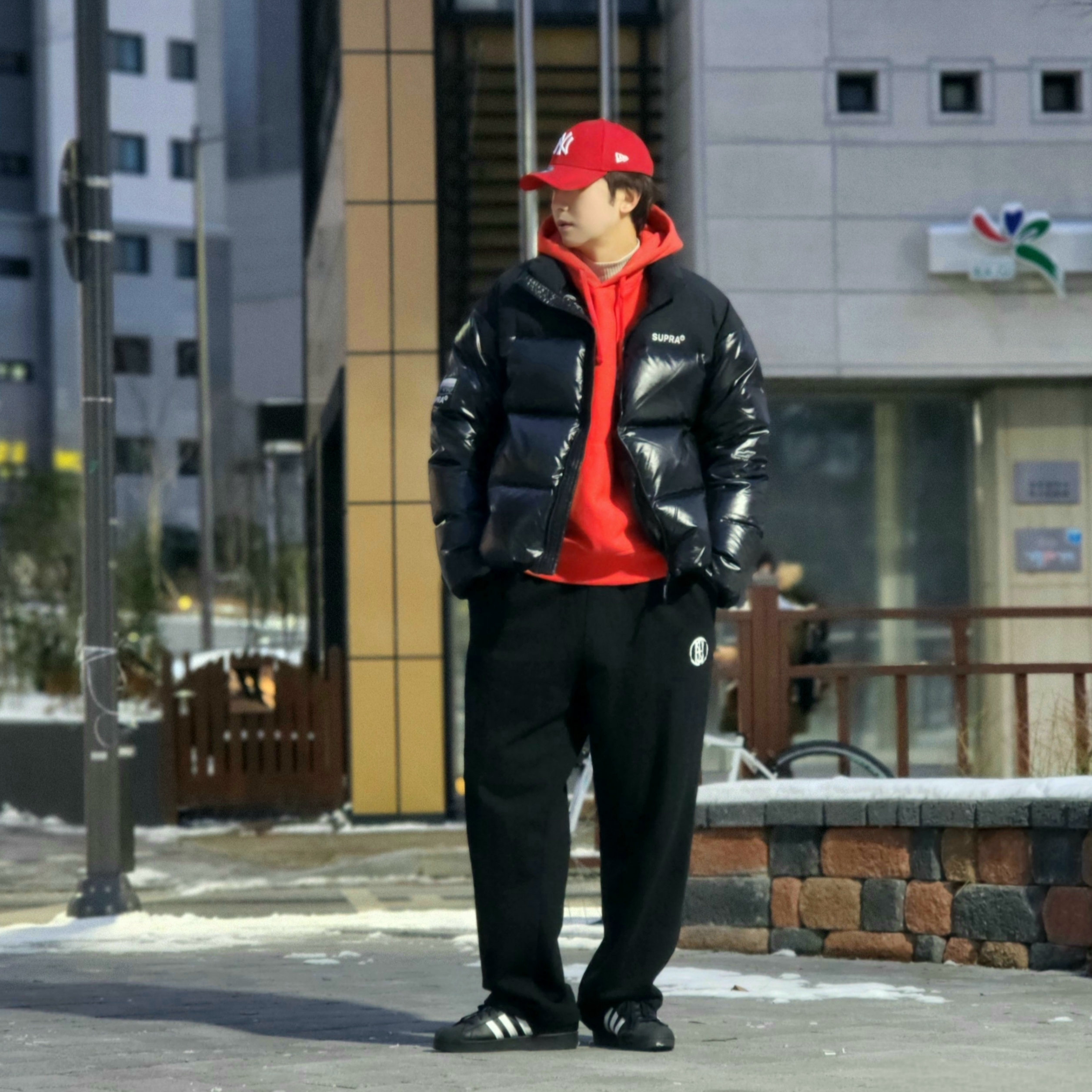 Stussy Beach Roots Hoodie Red, Adidas Superstar Core Black White 착용 스타일 - 4