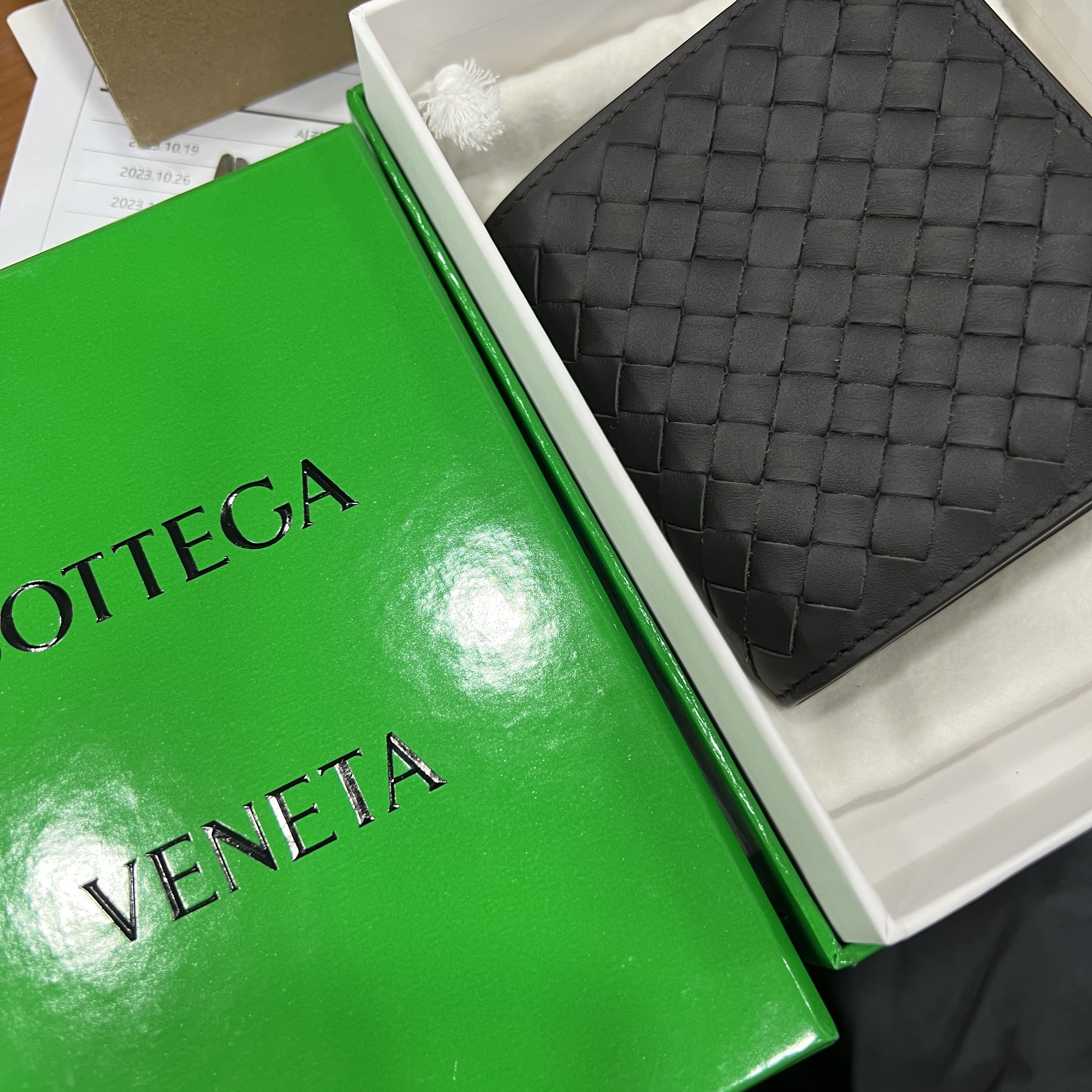Bottega Veneta Bi-Fold Wallet Brown 착용 스타일