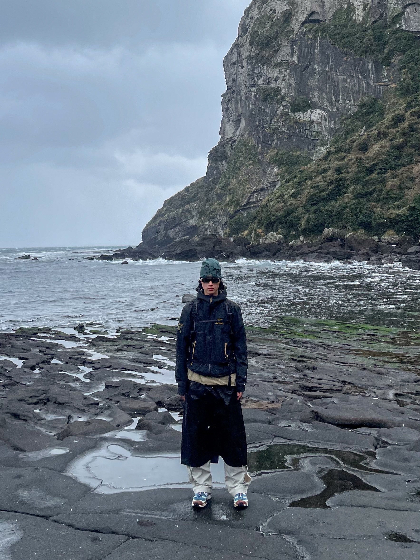 Arc'teryx x Beams Zeta SL Jacket Black Orange, Arc'teryx Bird Head Toque Dark Magic 착용 스타일 - 1