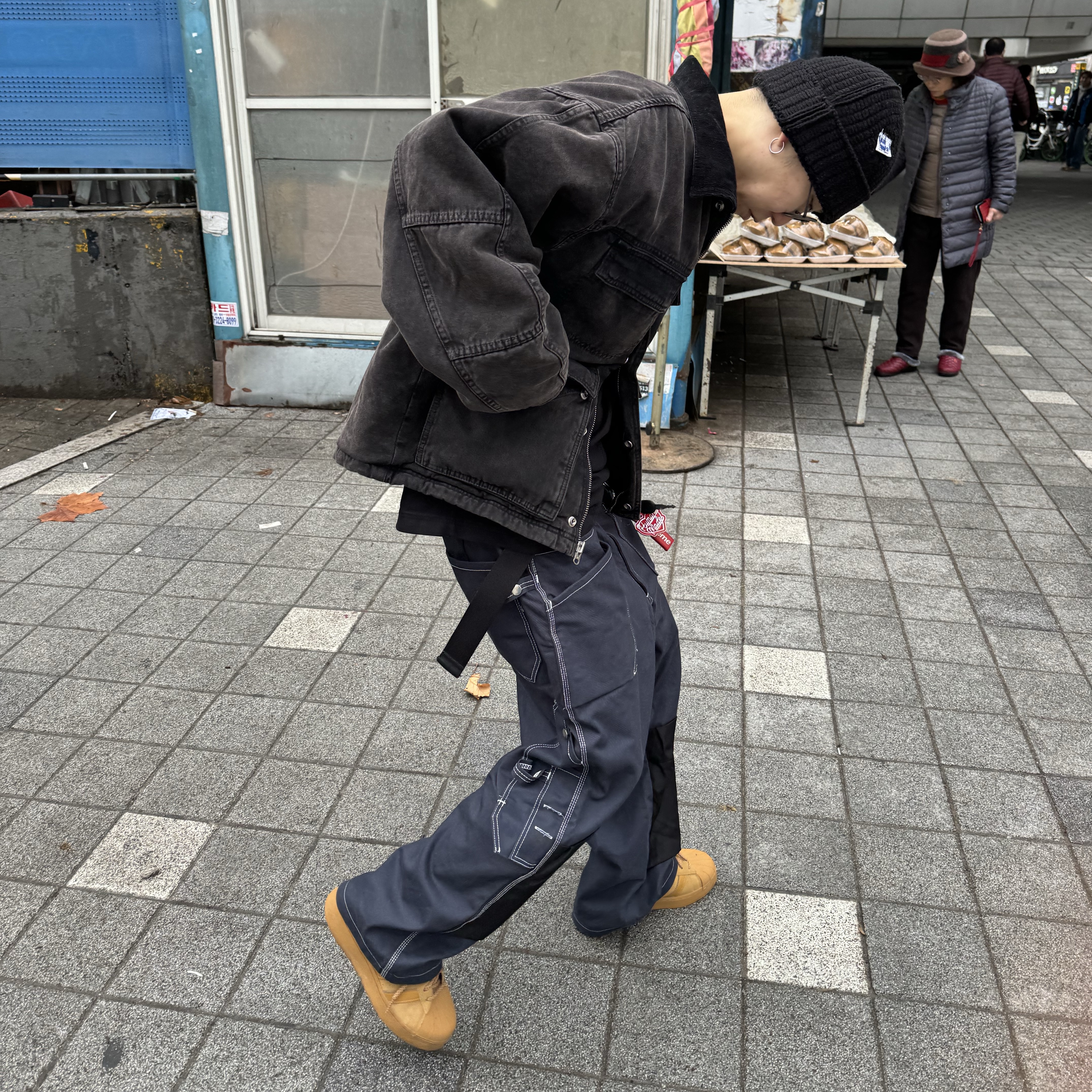 Stussy Washed Canvas Shop Jacket Black, Supreme Webbing Keychain Red - 23SS 착용 스타일 - 1