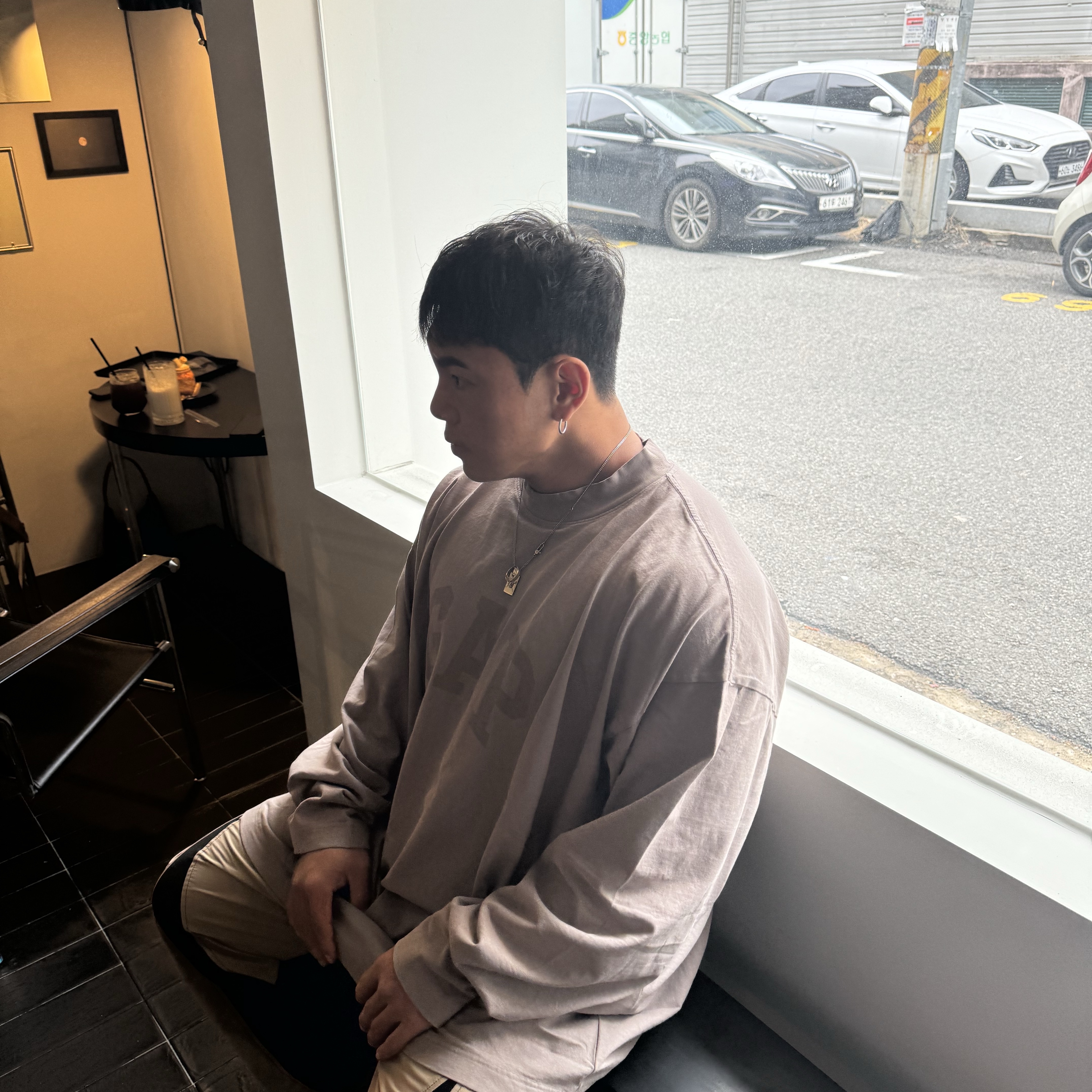 Yeezy Gap Engineered By Balenciaga Dove Long Sleeve T-Shirt Beige 착용 스타일