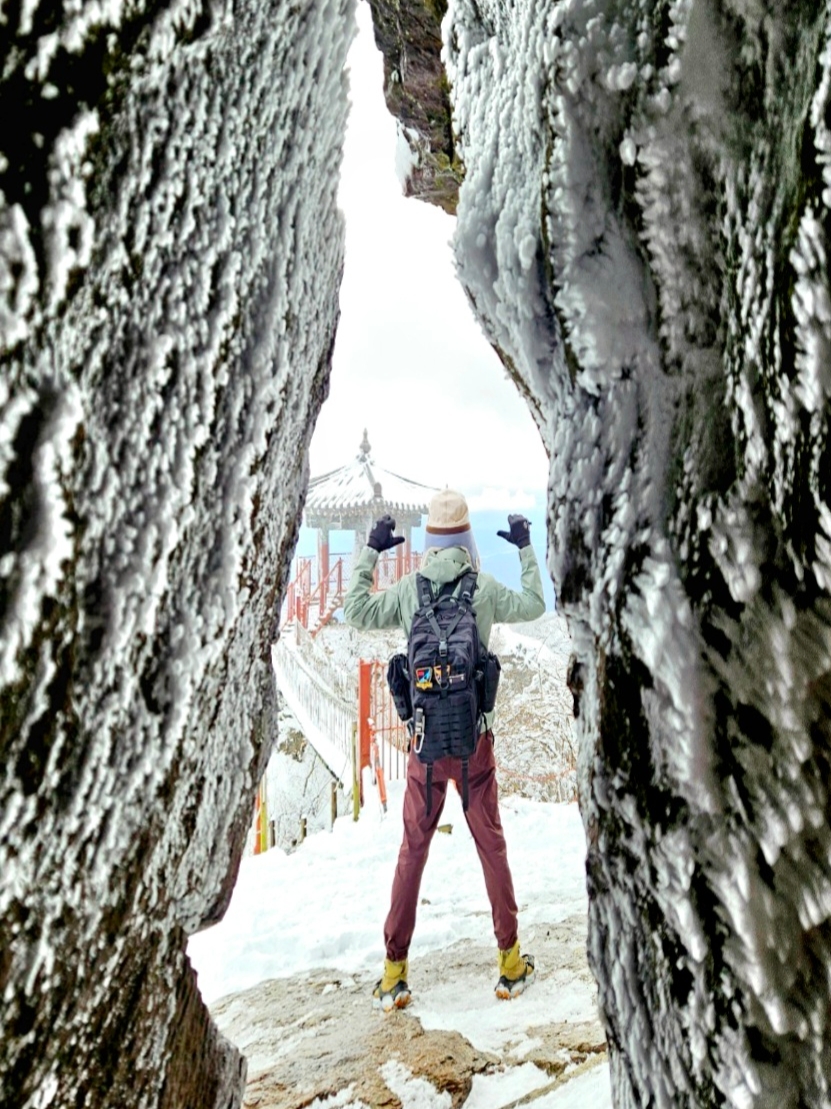 Nike NRG ACG Dri-Fit UV Snowgrass Trail Shirt Light Bone - Asia, Nike ACG Sun farer Trail Pants Earth - Asia 착용 스타일 - 1