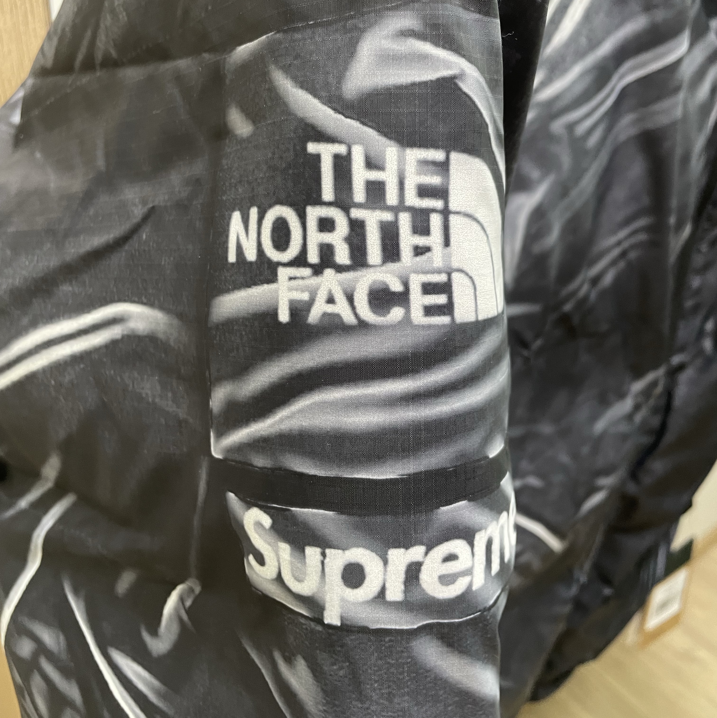Supreme x The North Face Trompe L’oeil Printed Nuptse Jacket Black - 23SS, Supreme x The North Face Taped Seam Shell Jacket Times Square - 22FW 착용 스타일 - 4