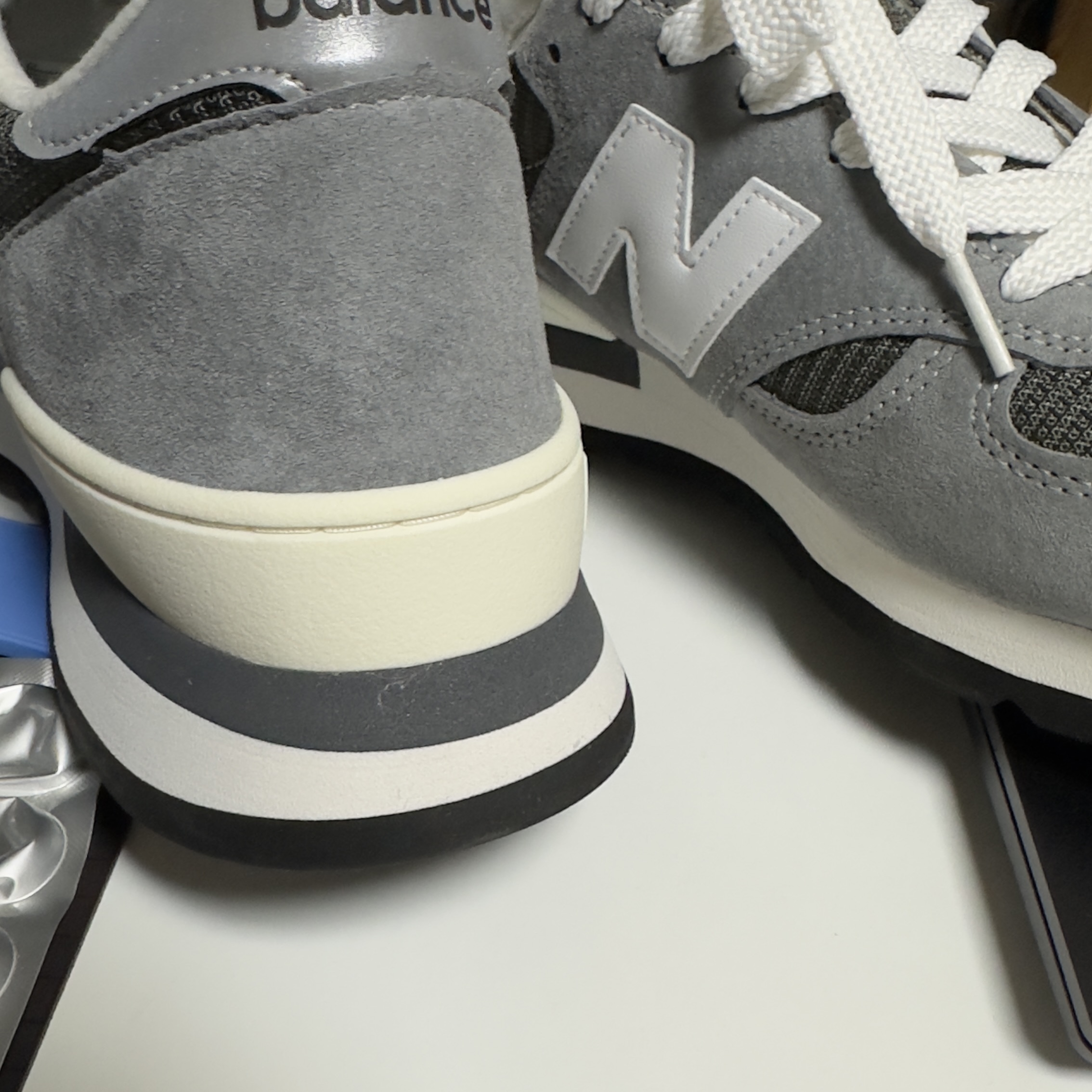 New Balance 990v1 Made in USA Grey White 착용 스타일 - 2