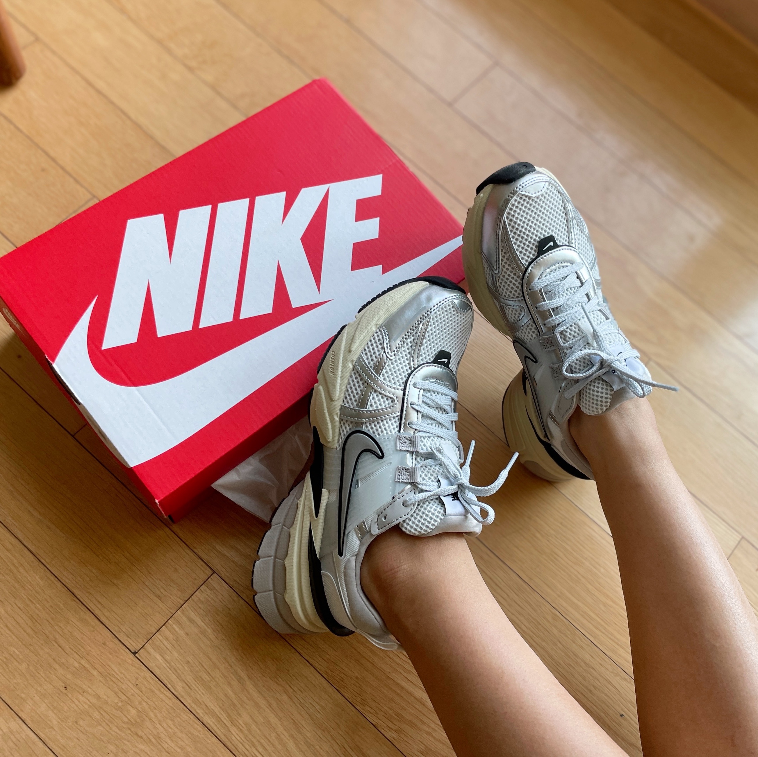 Nike V2K Run Summit White Metallic Silver 착용 스타일