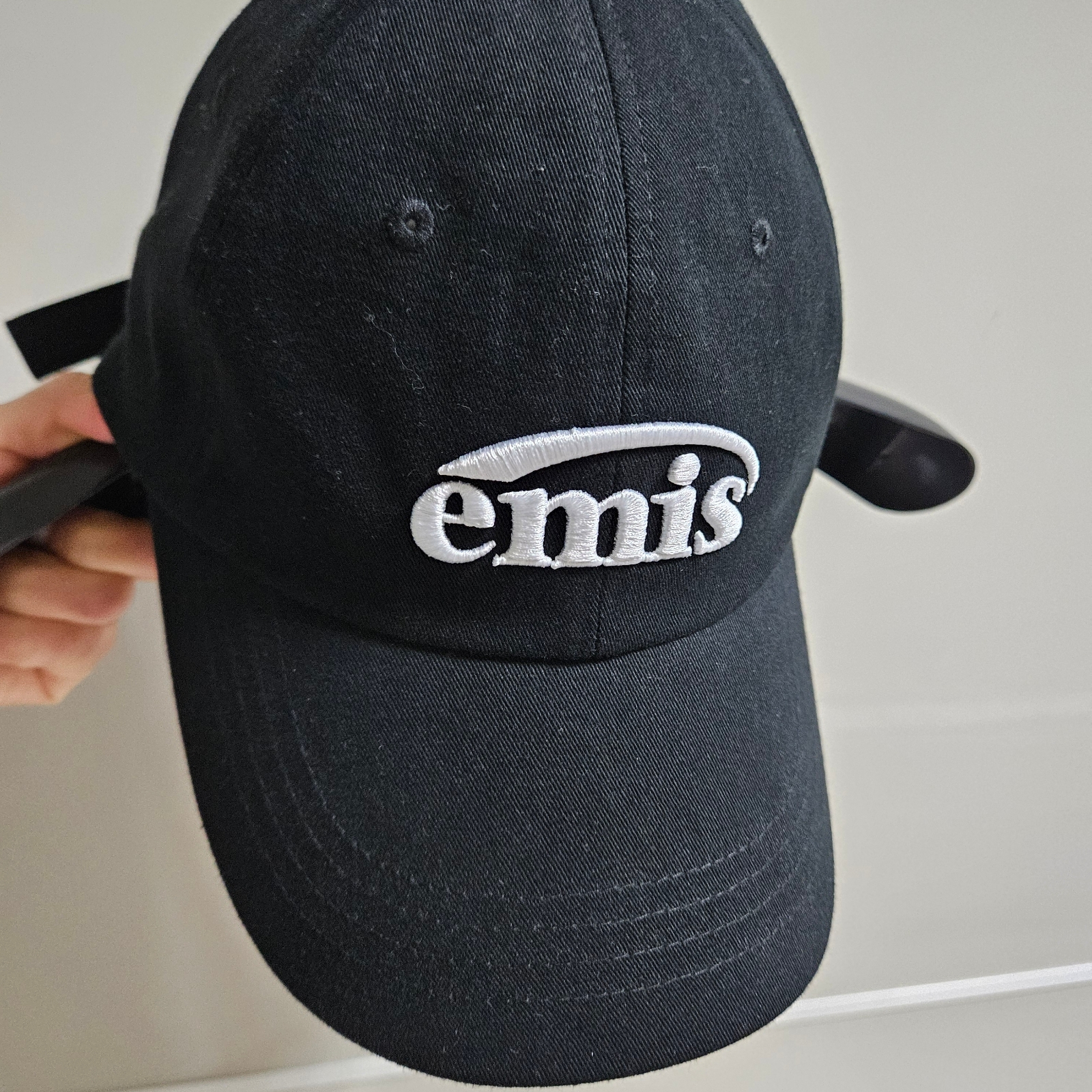 Emis New Logo Emis Cap Black 착용 스타일