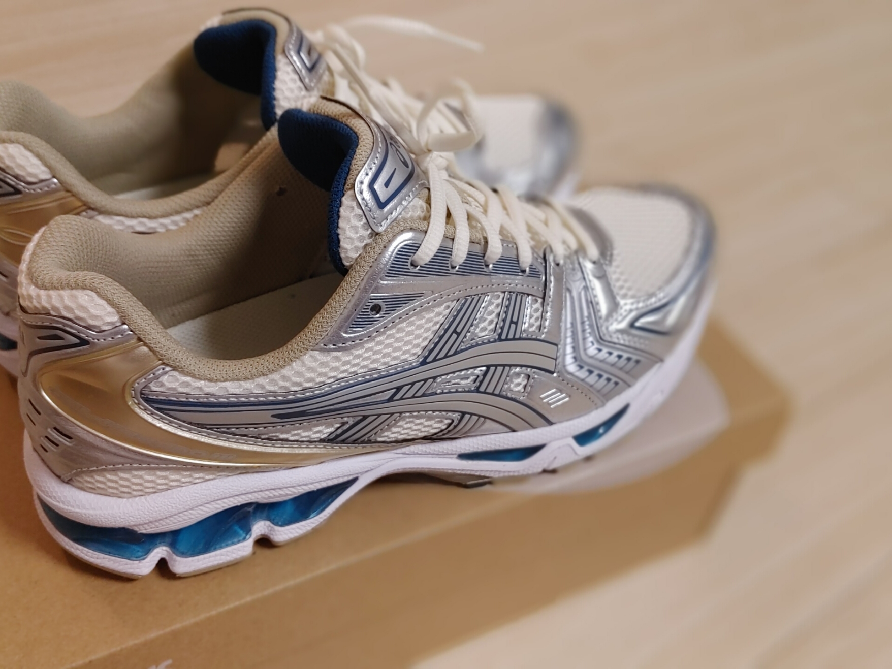 Asics Gel-Kayano 14 Cream Pure Silver 착용 스타일 - 2