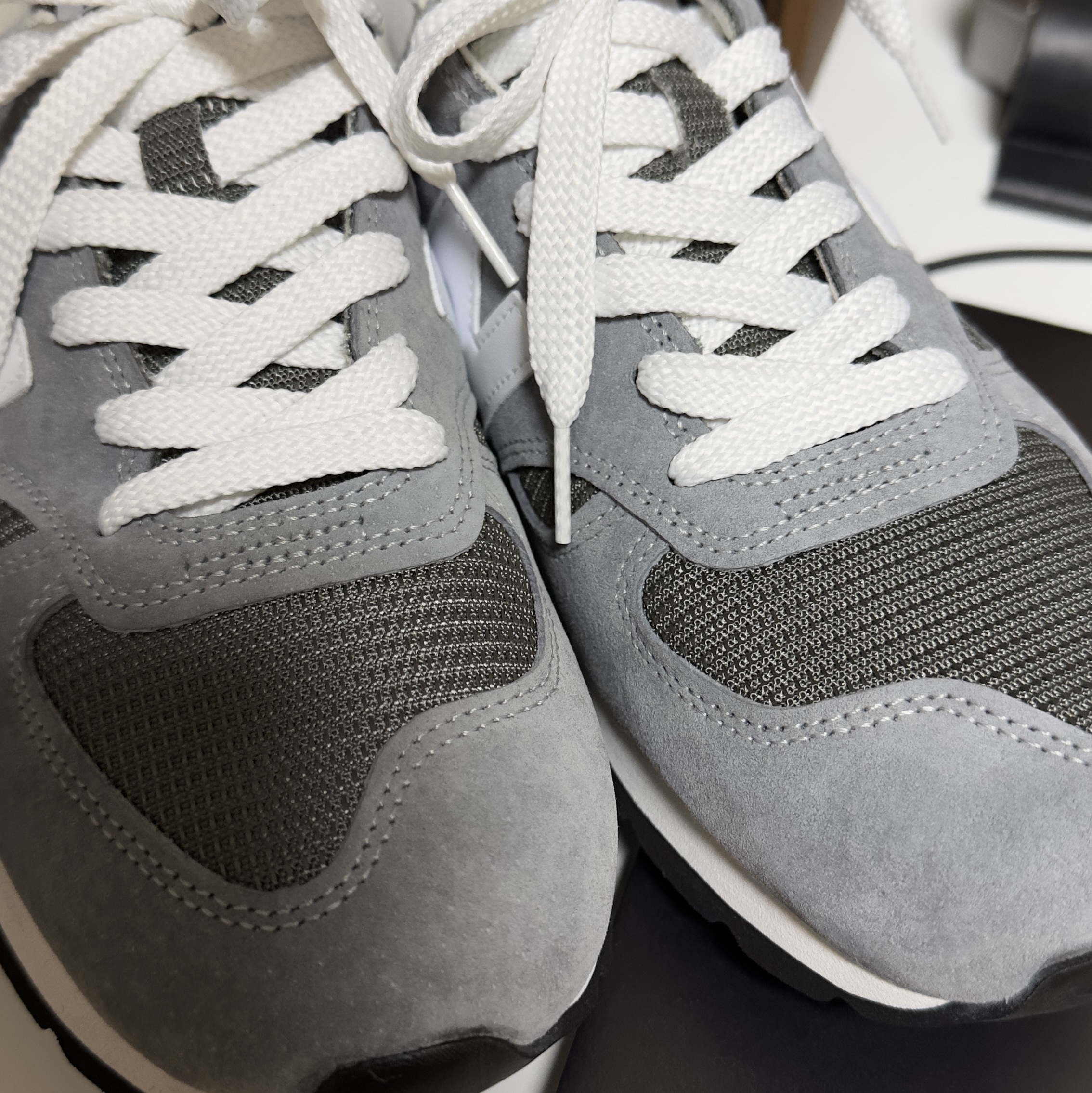 New Balance 990v1 Made in USA Grey White 착용 스타일 - 3
