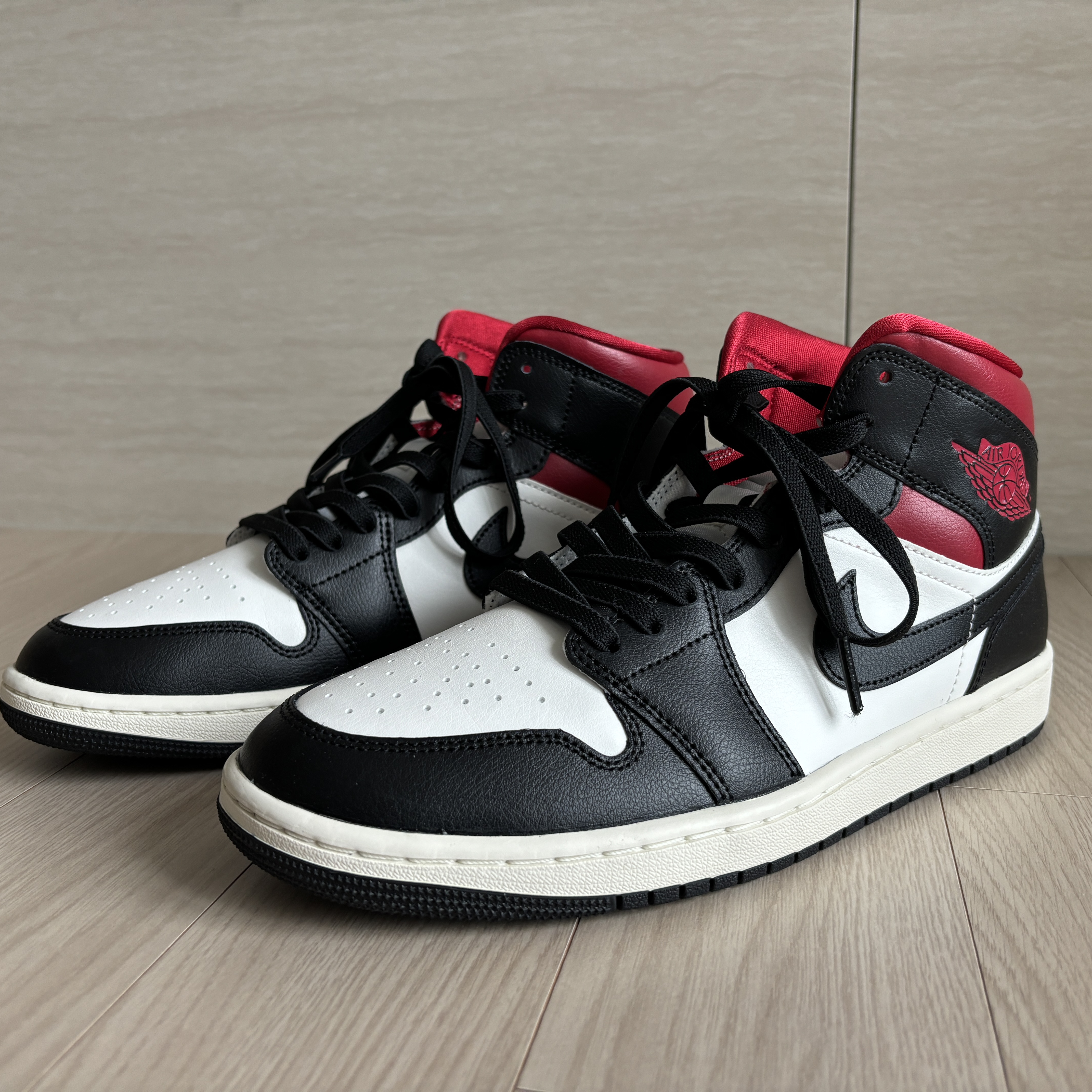 (W) Jordan 1 Mid Black Gym Red 착용 스타일
