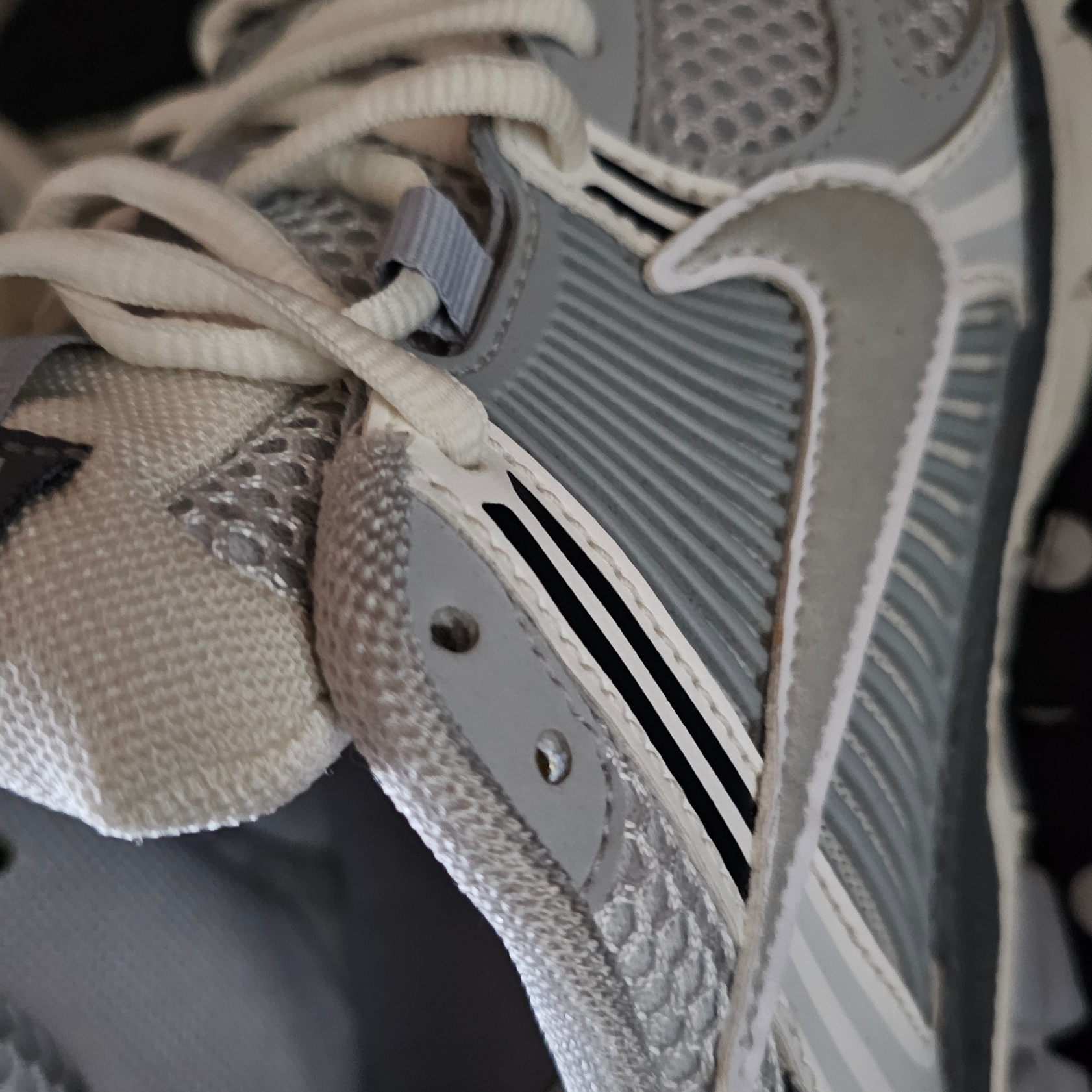 (W) Nike Zoom Vomero 5 Pure Platinum Metallic Silver 착용 스타일