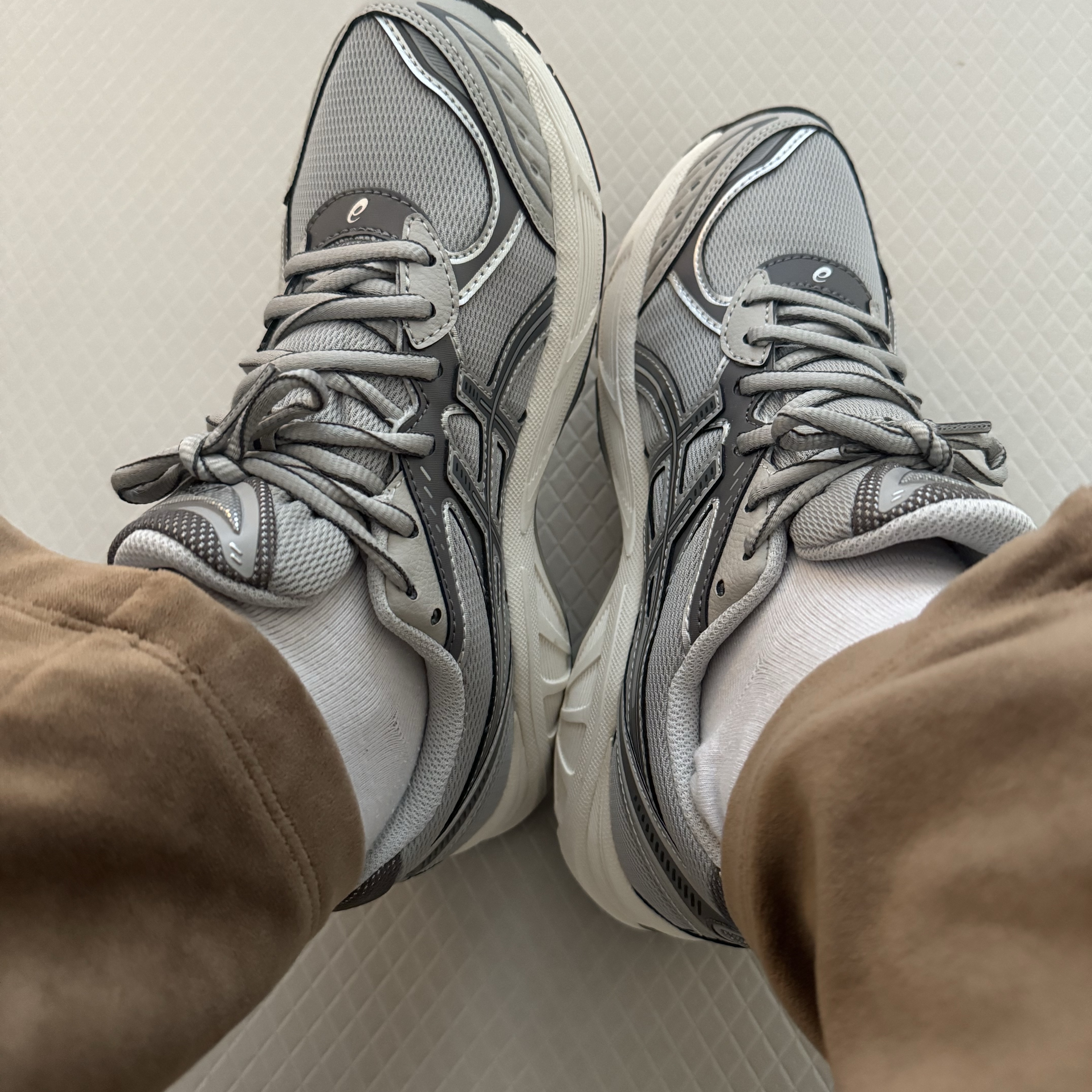 Asics GT-2160 Oyster Grey Carbon 착용 스타일 - 2