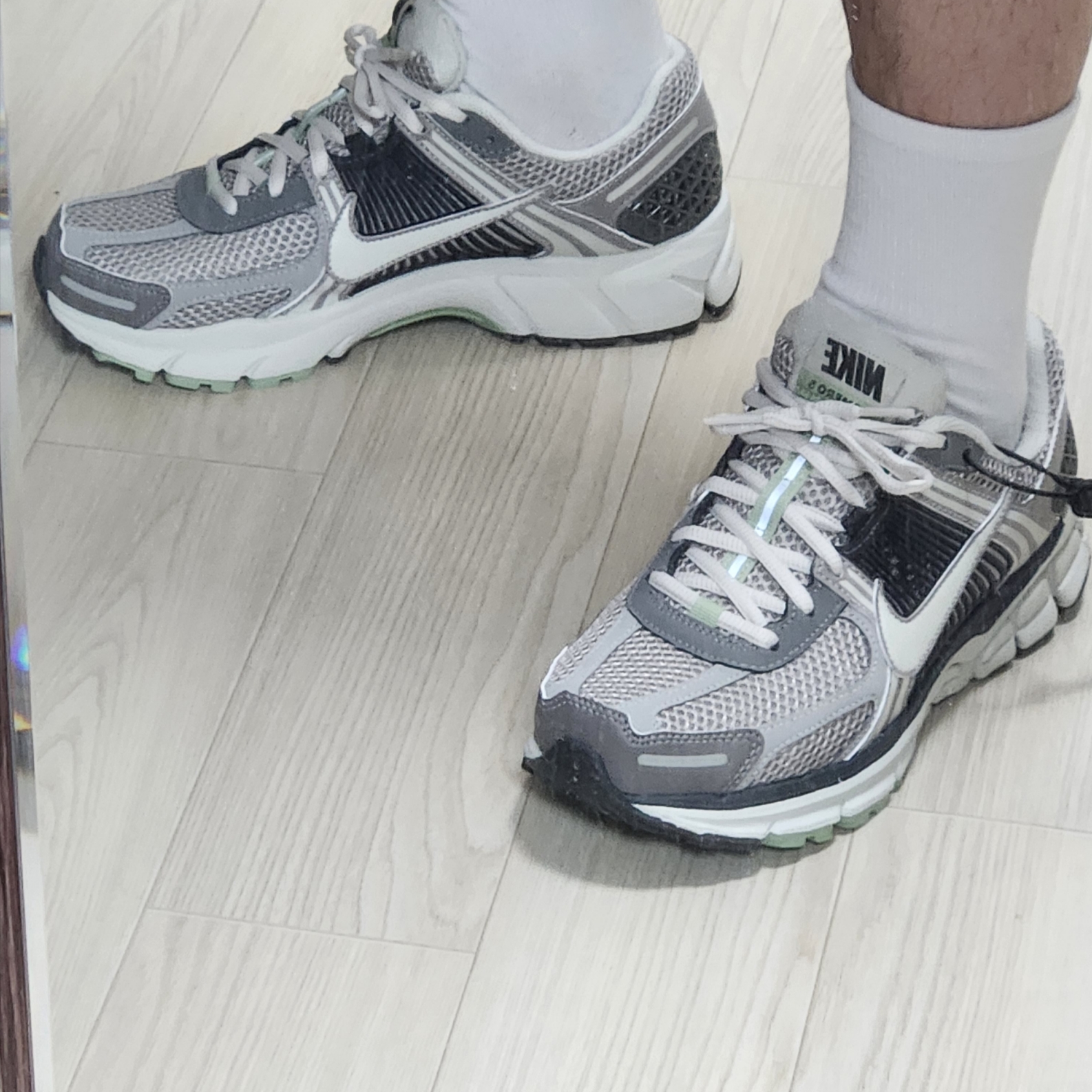 (W) Nike Zoom Vomero 5 Cobblestone and Flat Pewter 착용 스타일