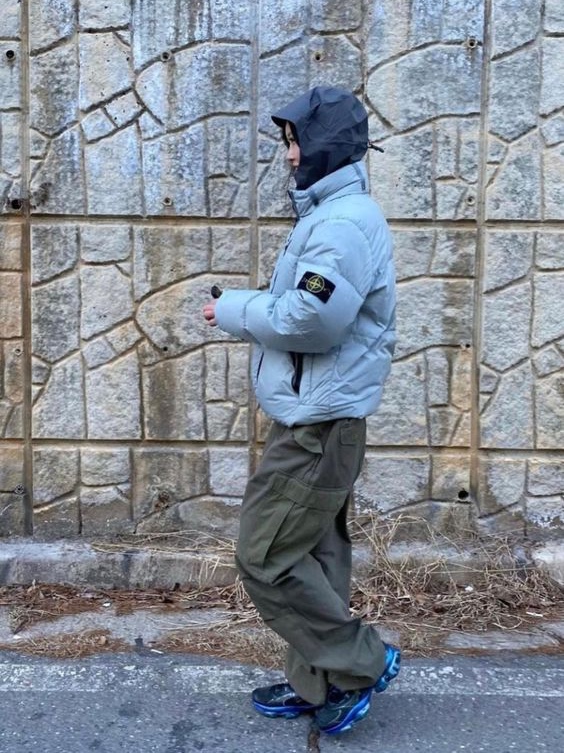 Stone Island 43619 Nylon Metal Econyl Regenerated Nylon Down Jacket Powder Blue - 22FW 착용 스타일
