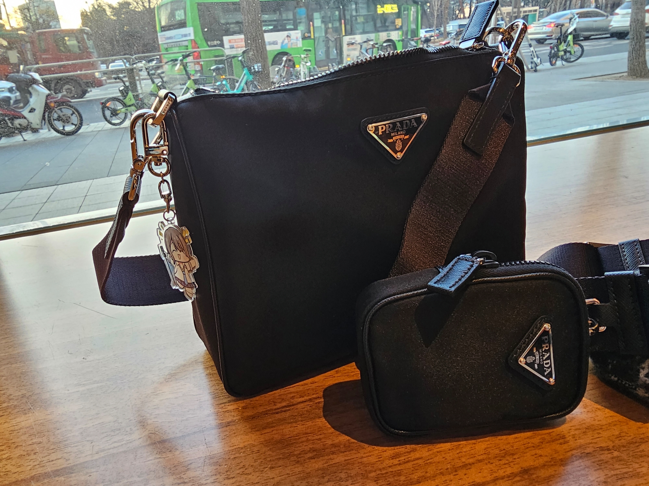 Prada Re-Nylon and Saffiano Leather Shoulder Bag Black 착용 스타일