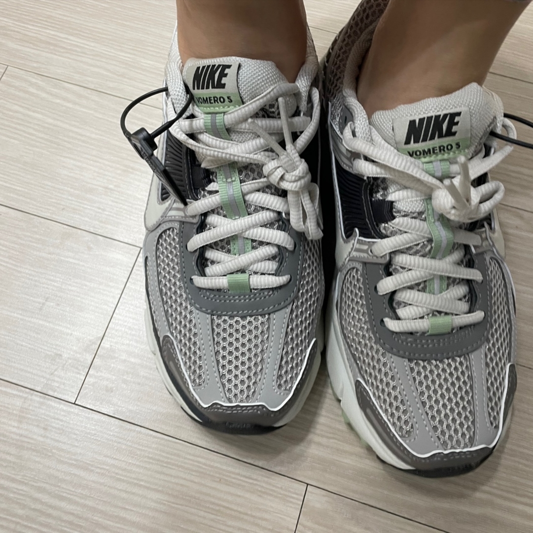 (W) Nike Zoom Vomero 5 Cobblestone and Flat Pewter, Nike Zoom Vomero 5 PRM Light Iron Ore and Flat Fewter 착용 스타일 - 2