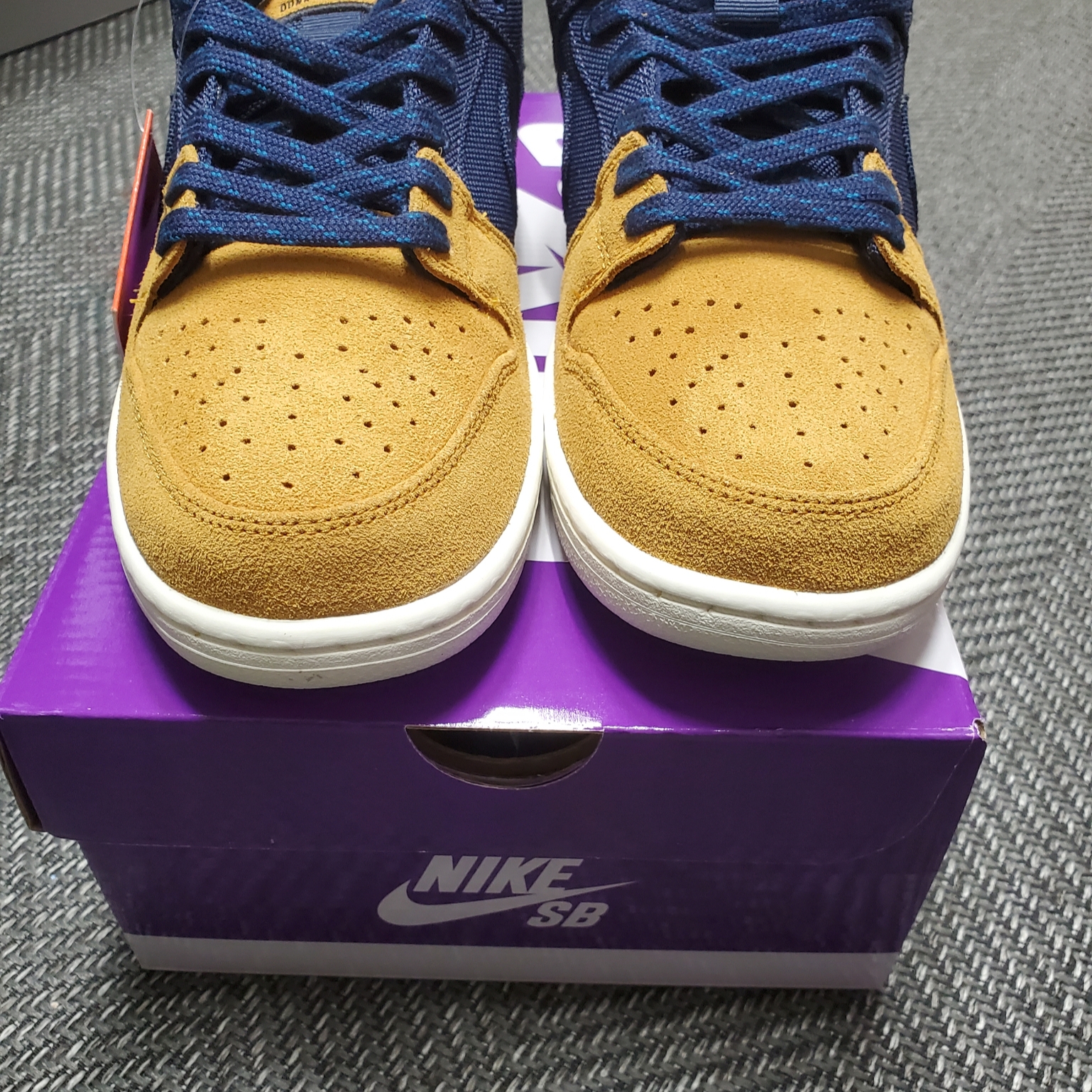 Nike SB Dunk Low Pro Premium Desert Ochre and Midnight Navy 착용 스타일
