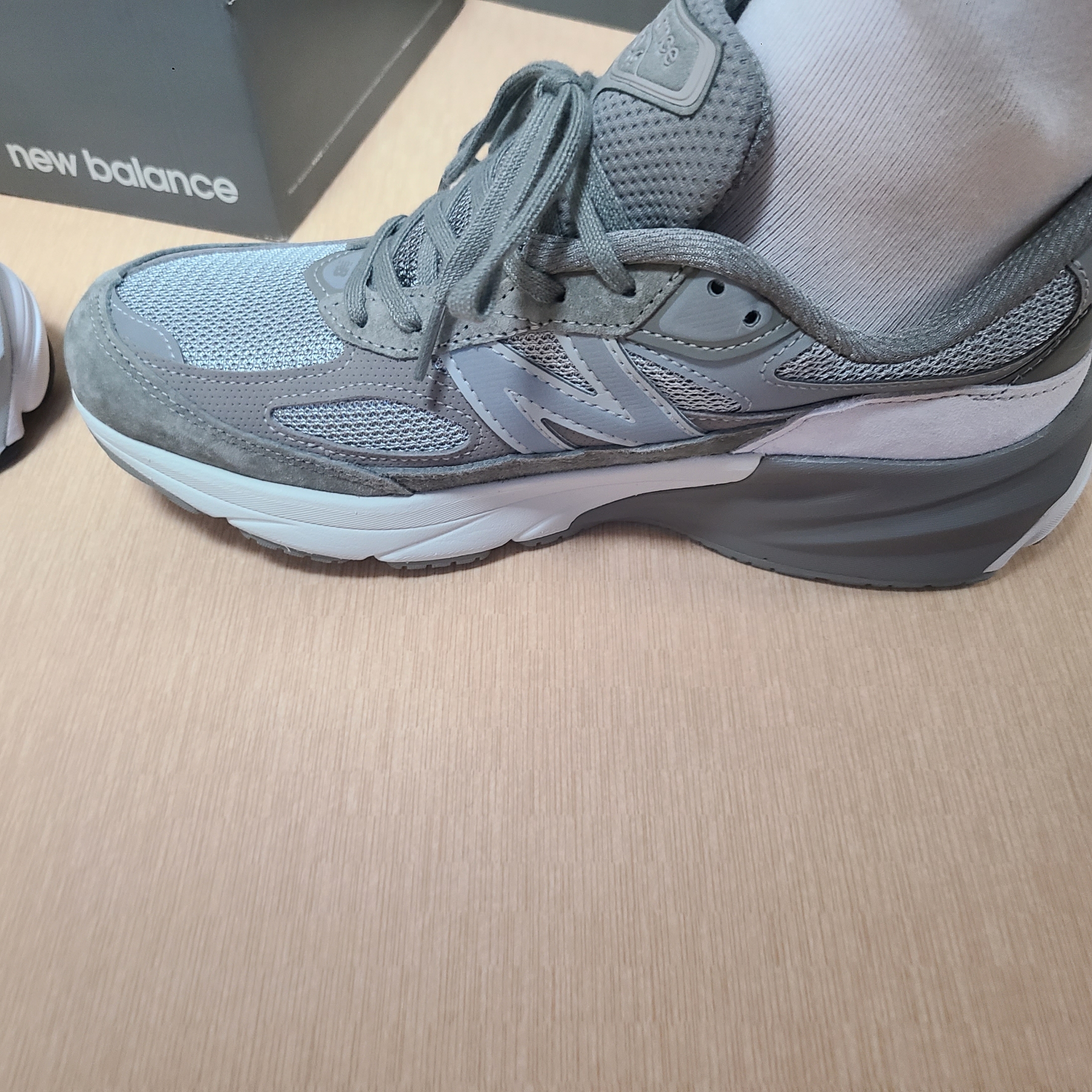 New Balance x WTAPS 990v6 Made in USA Moon Mist Mirage Gray, New Balance 990v6 Made in USA Grey - D Standard 착용 스타일 - 1