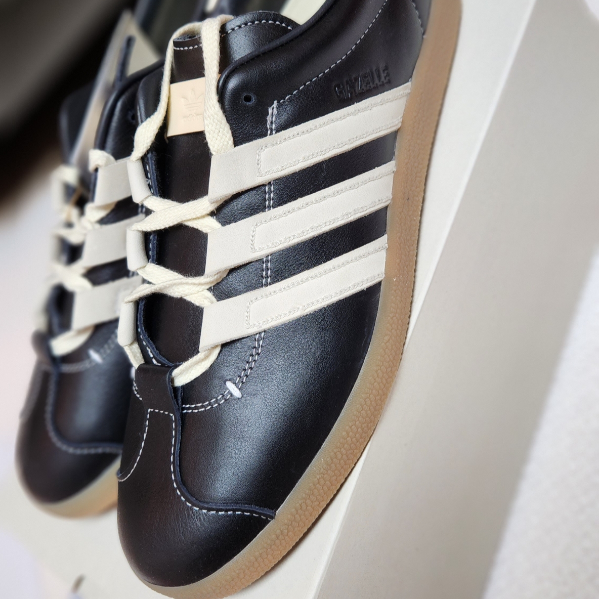 Adidas x Foot Industry Gazelle Core Black Cream White 착용 스타일 - 2