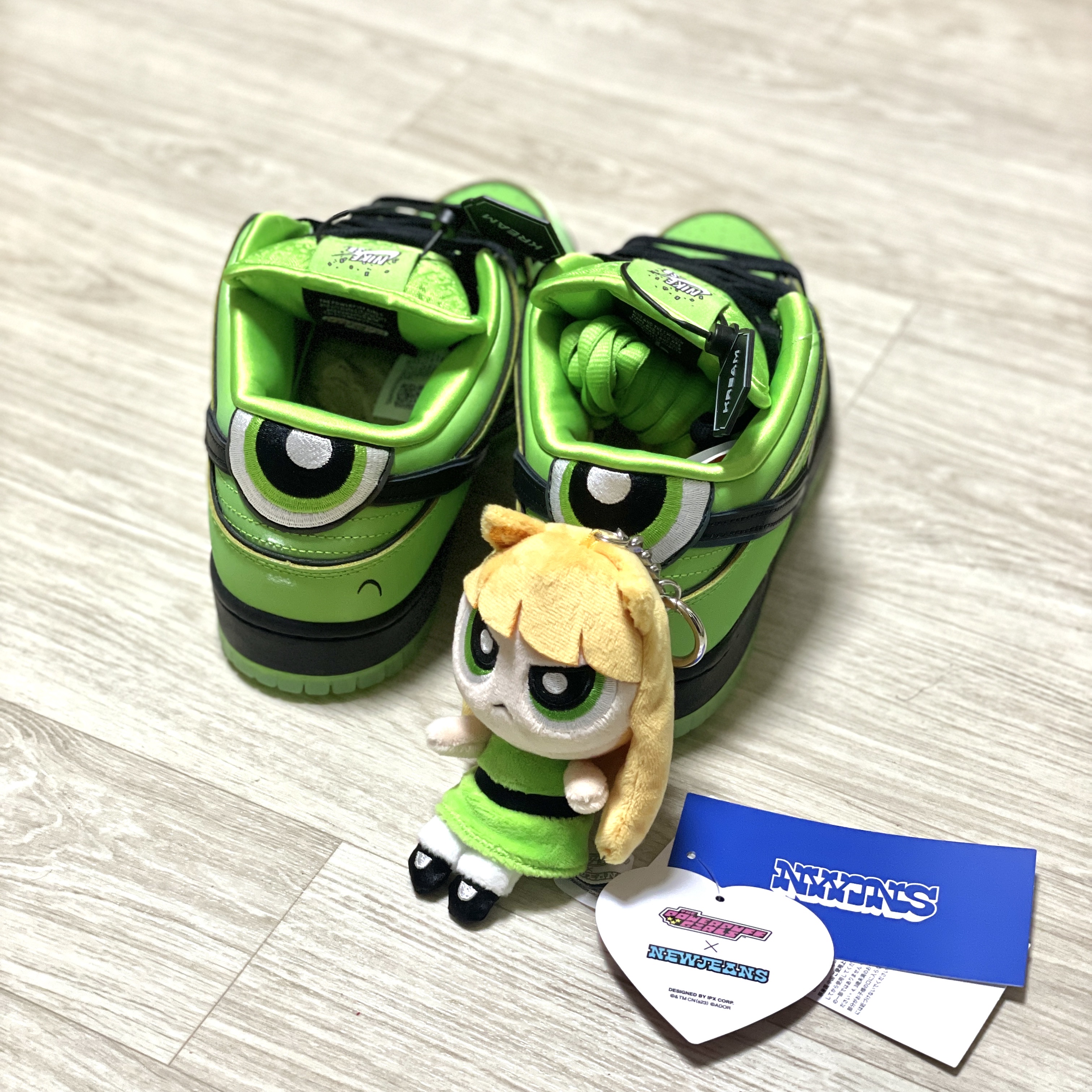 Nike x The Powerpuff Girls SB Dunk Low Pro QS Buttercup, Newjeans x The Powerpuff Girls Bag Charm Haerin 착용 스타일 - 2