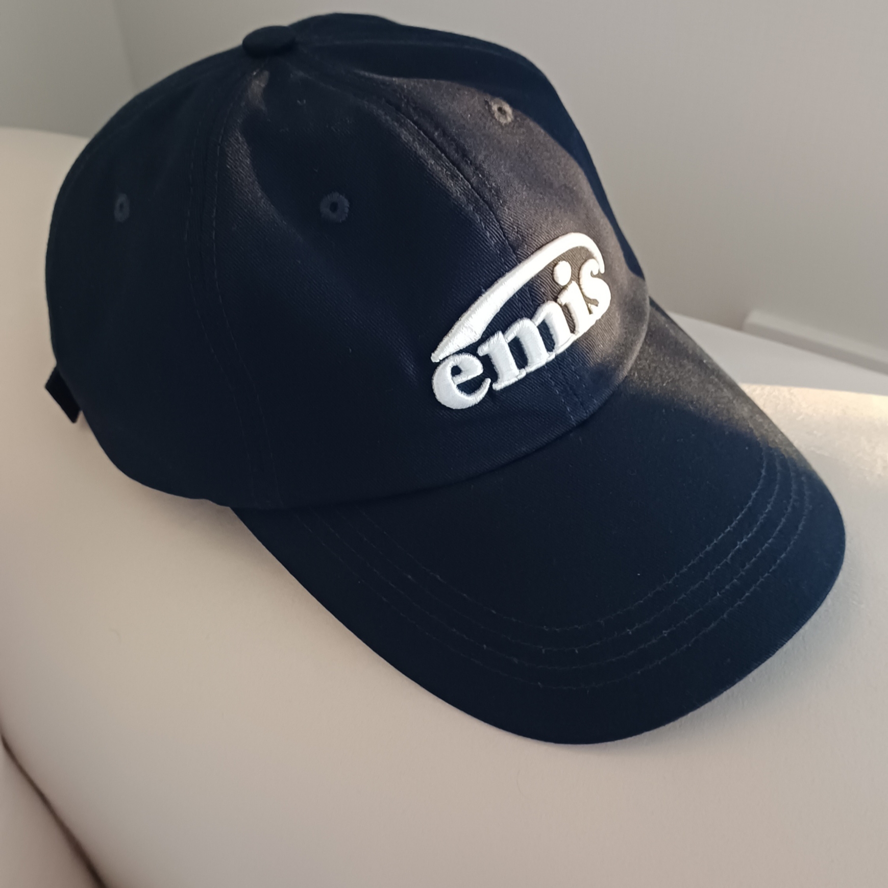 Emis New Logo Emis Cap Navy 착용 스타일
