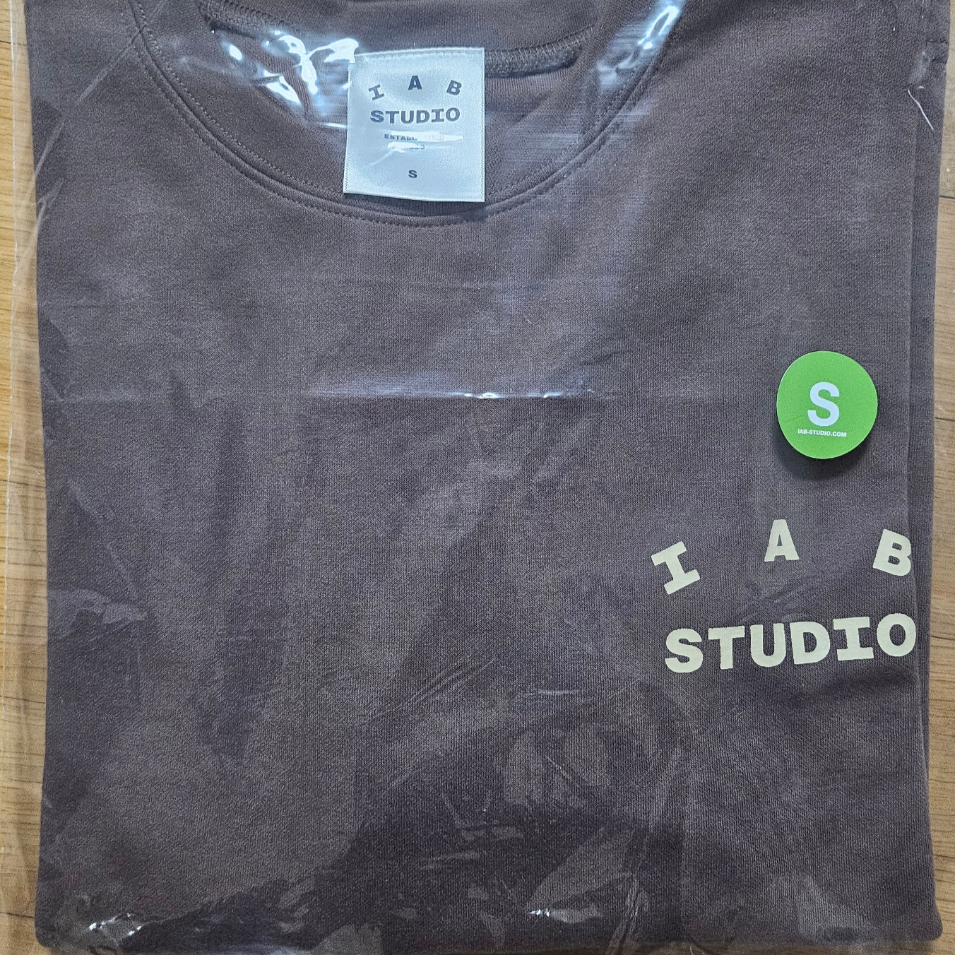 IAB Studio Long Sleeve Choco Cream 착용 스타일