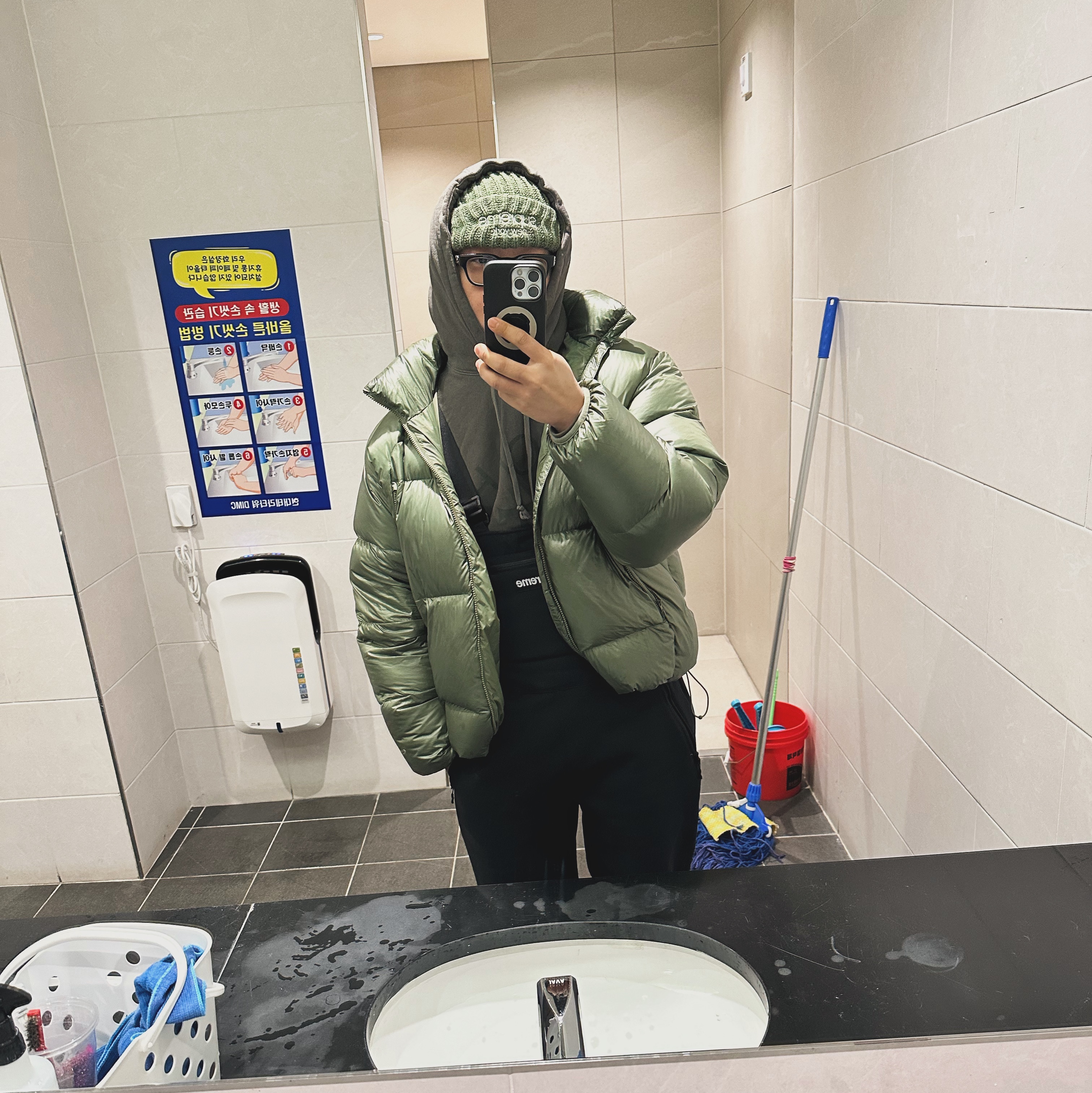 Supreme Windstopper Overall Black - 23FW, Supreme Featherweight Down Puffer Jacket Olive - 23FW 착용 스타일