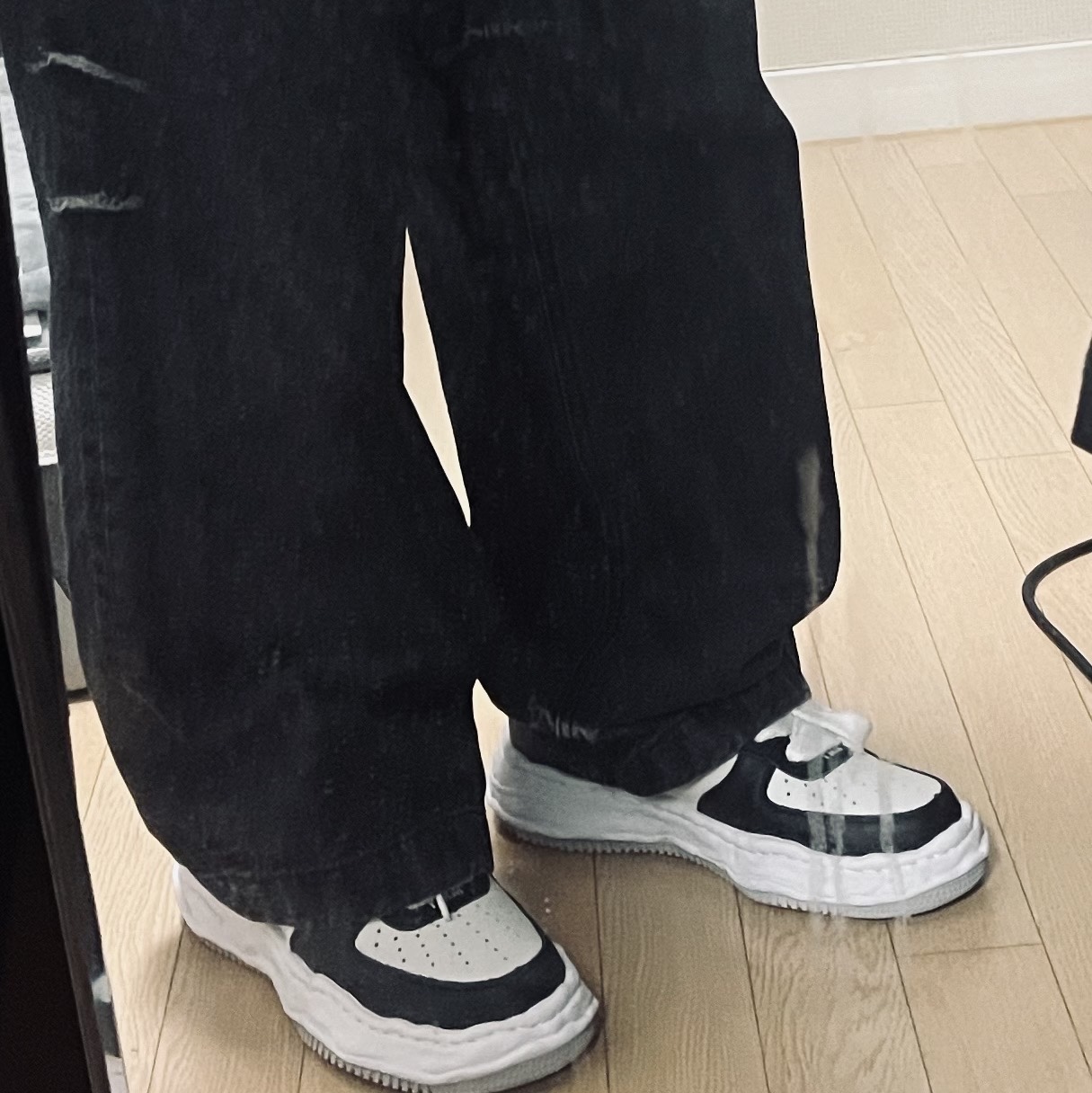 Maison Mihara Yasuhiro Wayne OG Sole Leather Low-top Sneakers Black White 착용 스타일
