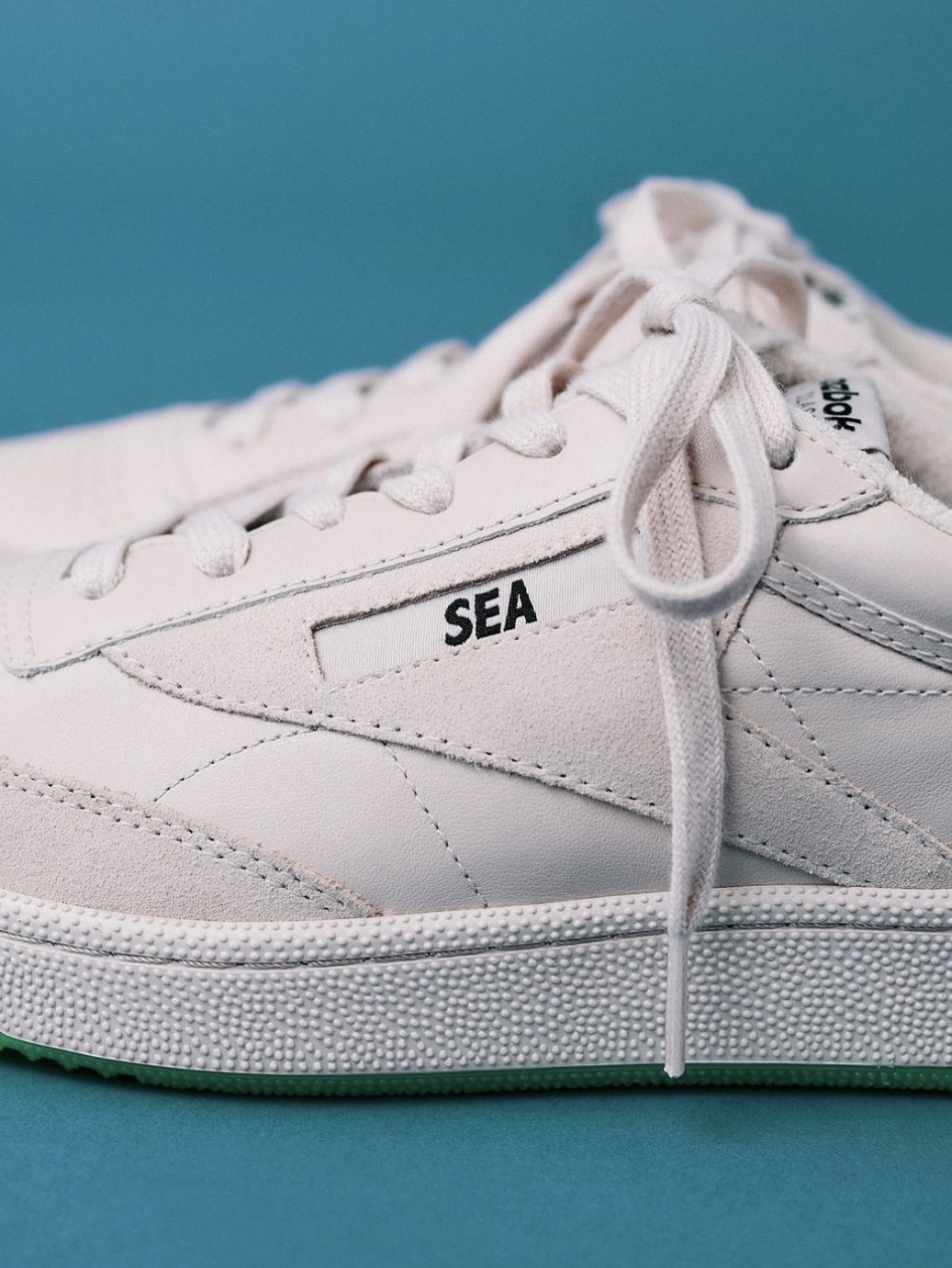Reebok x Atmos x FR2 Club C 85 White 착용 스타일 - 1