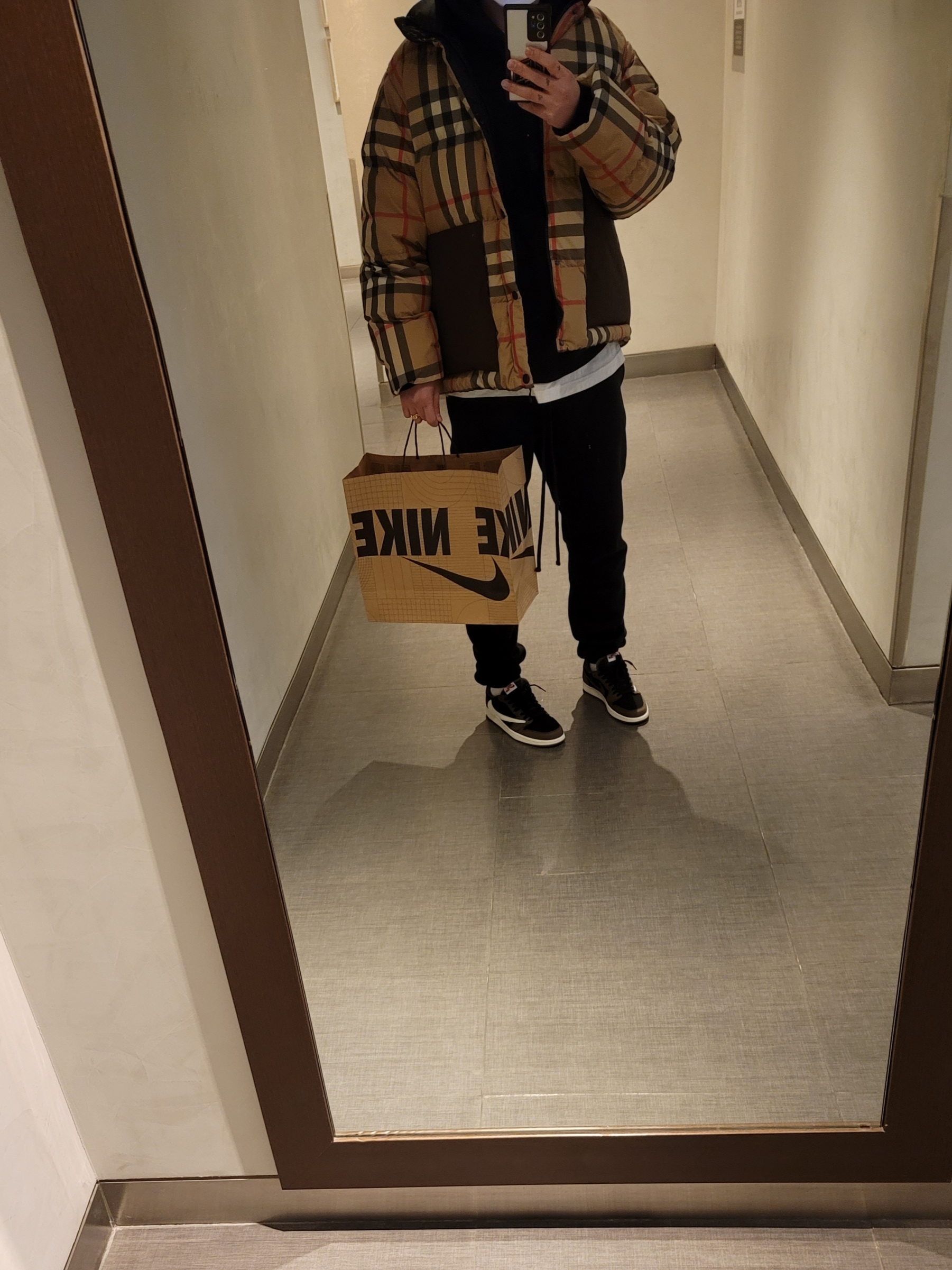 Burberry Check Puffer Jacket Archive Beige, Jordan 1 x Travis Scott Retro Low OG SP Mocha 착용 스타일 - 2