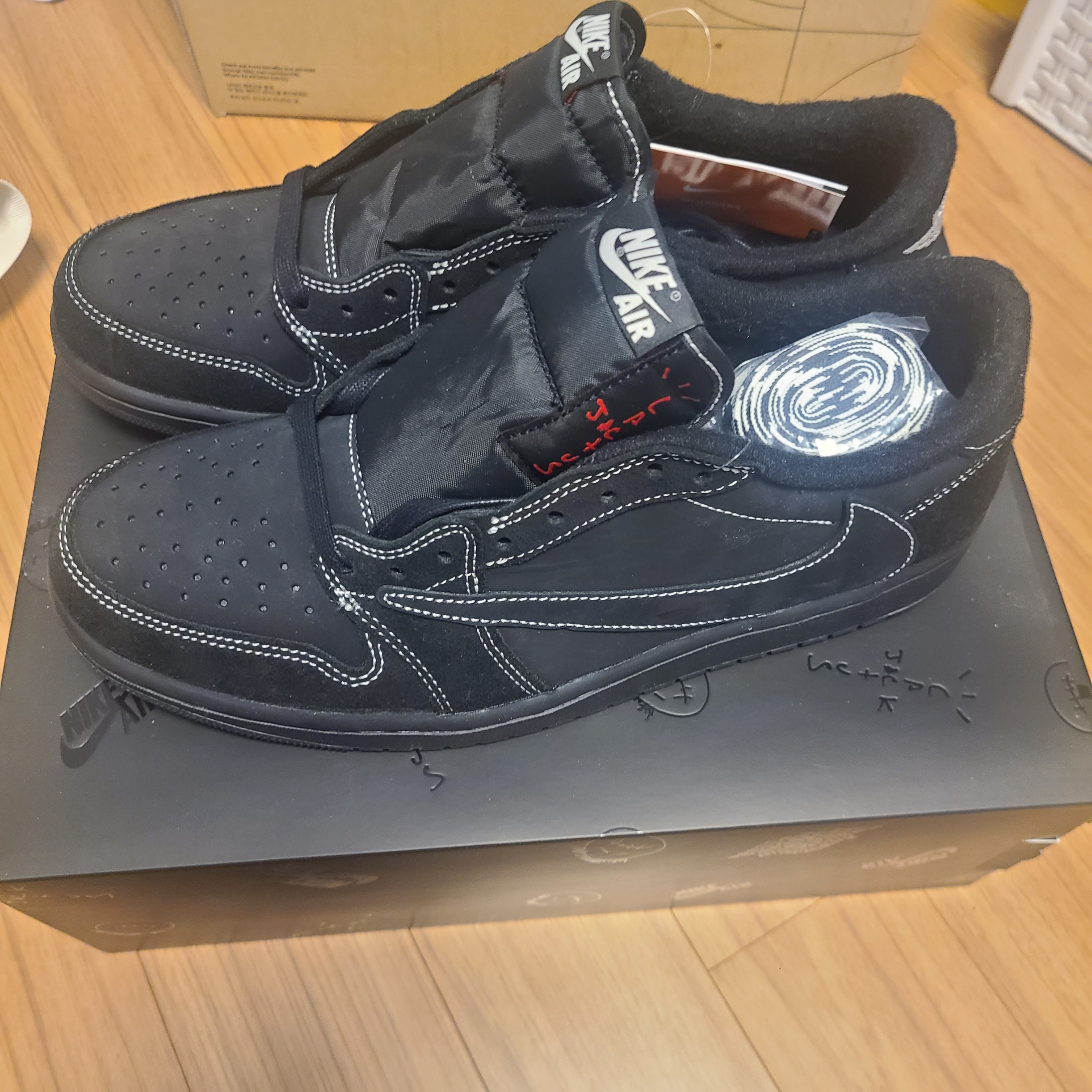 Jordan 1 x Travis Scott Retro Low OG SP Black Phantom 착용 스타일