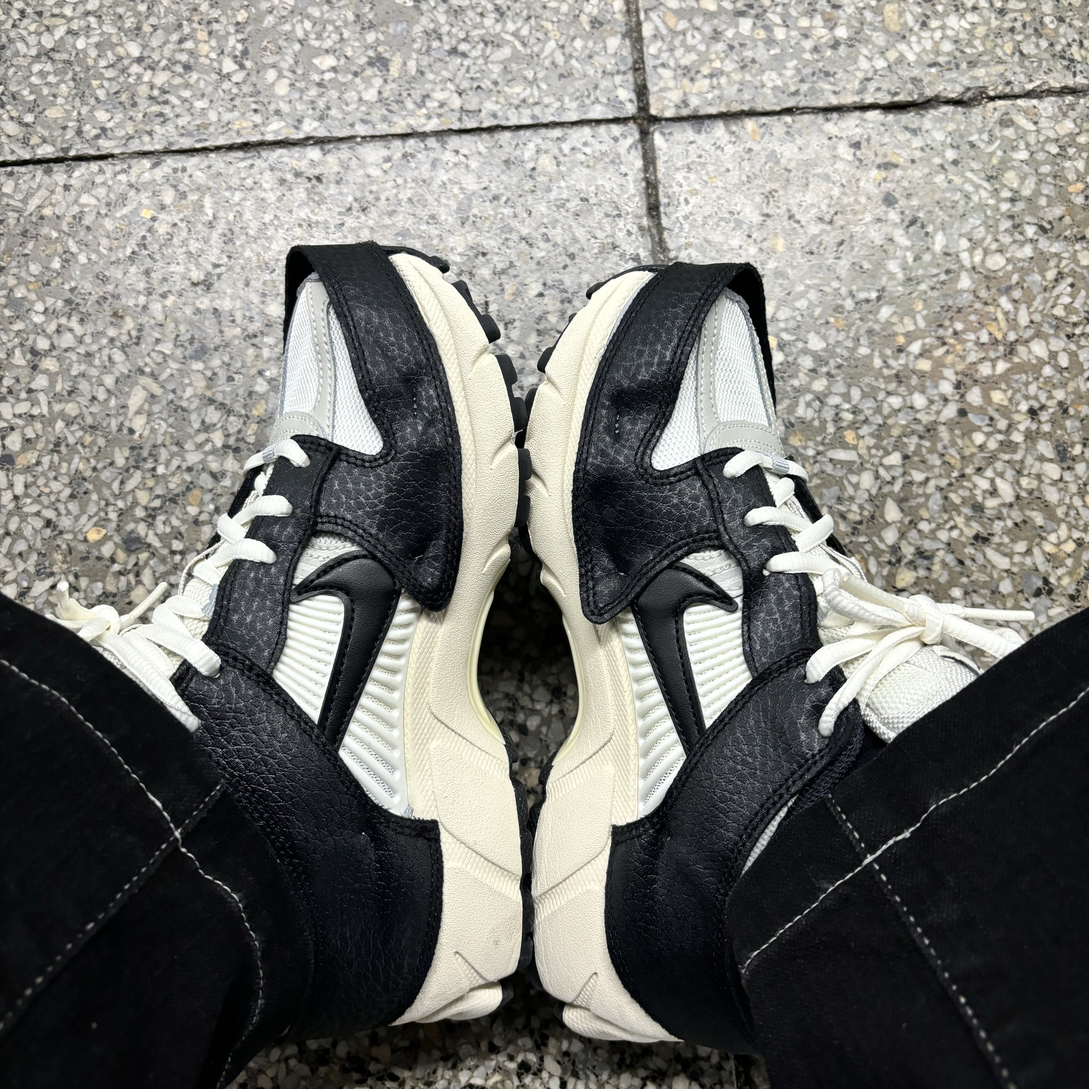 (W) Nike Zoom Vomero 5 Wolf Grey and Black 착용 스타일