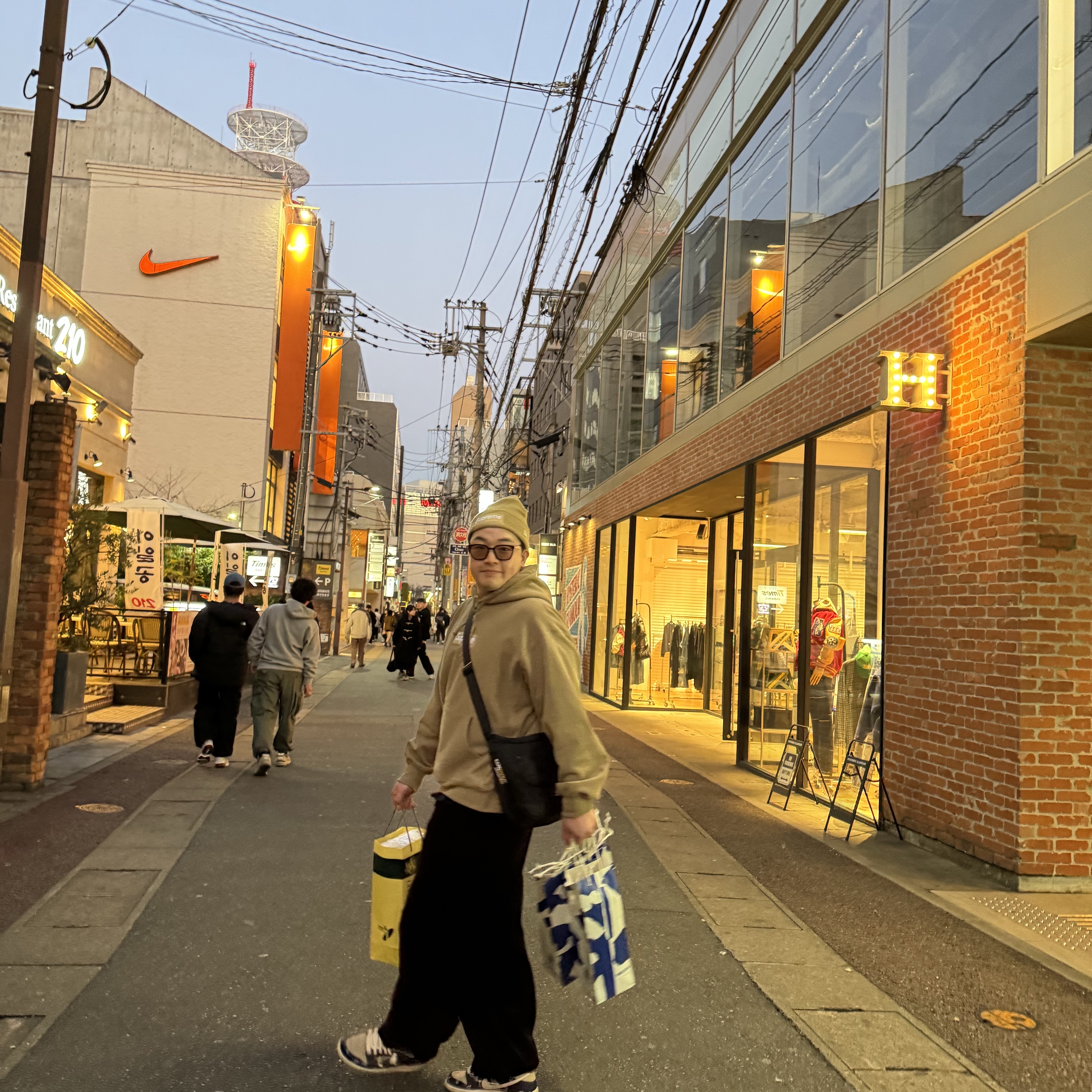 Supreme Box Logo Hooded Sweatshirt Dark Sand - 23FW, Supreme New Era Box Logo Beanie Dark Sand - 23FW 착용 스타일 - 1