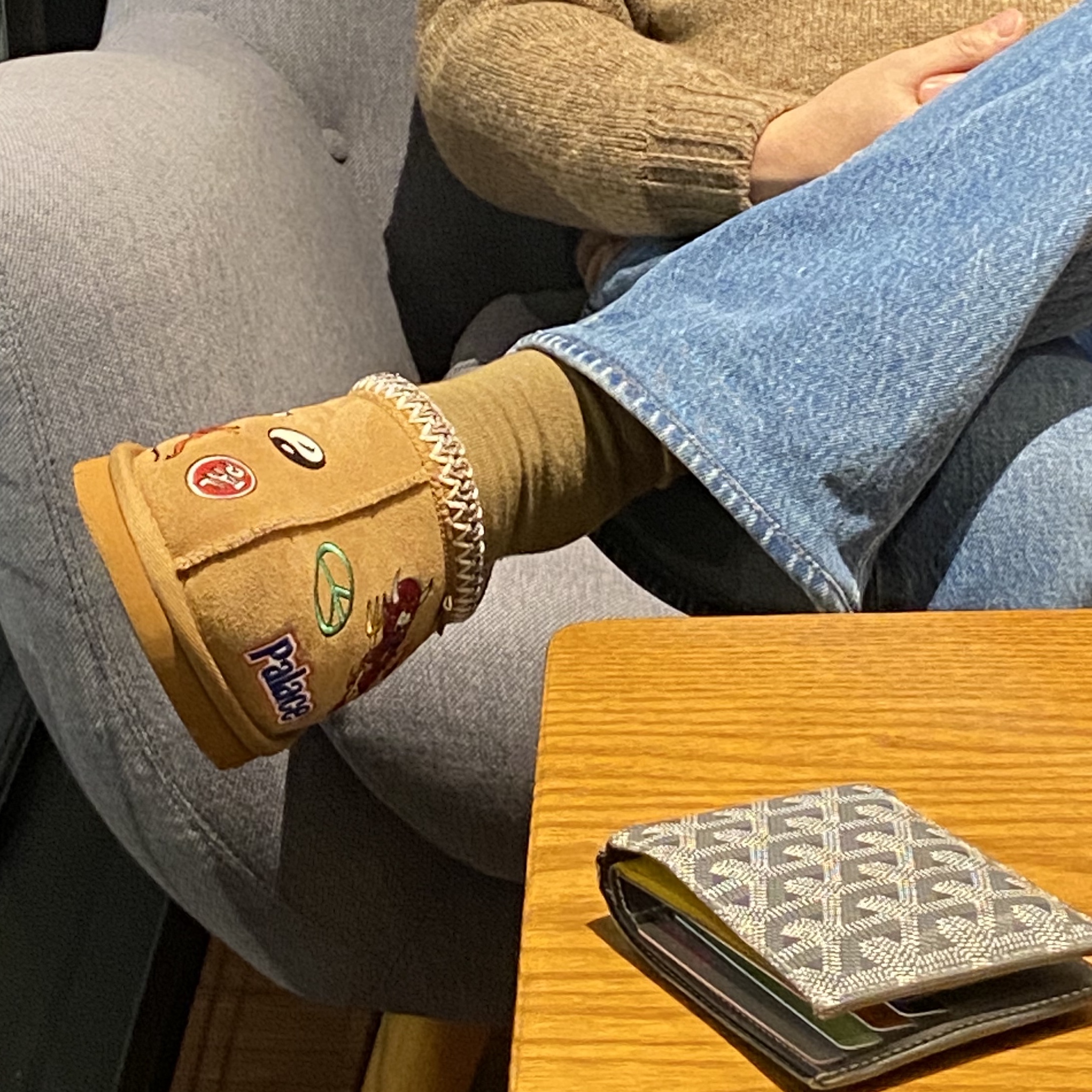 UGG x Palace Tasman Slipper Chestnut 착용 스타일