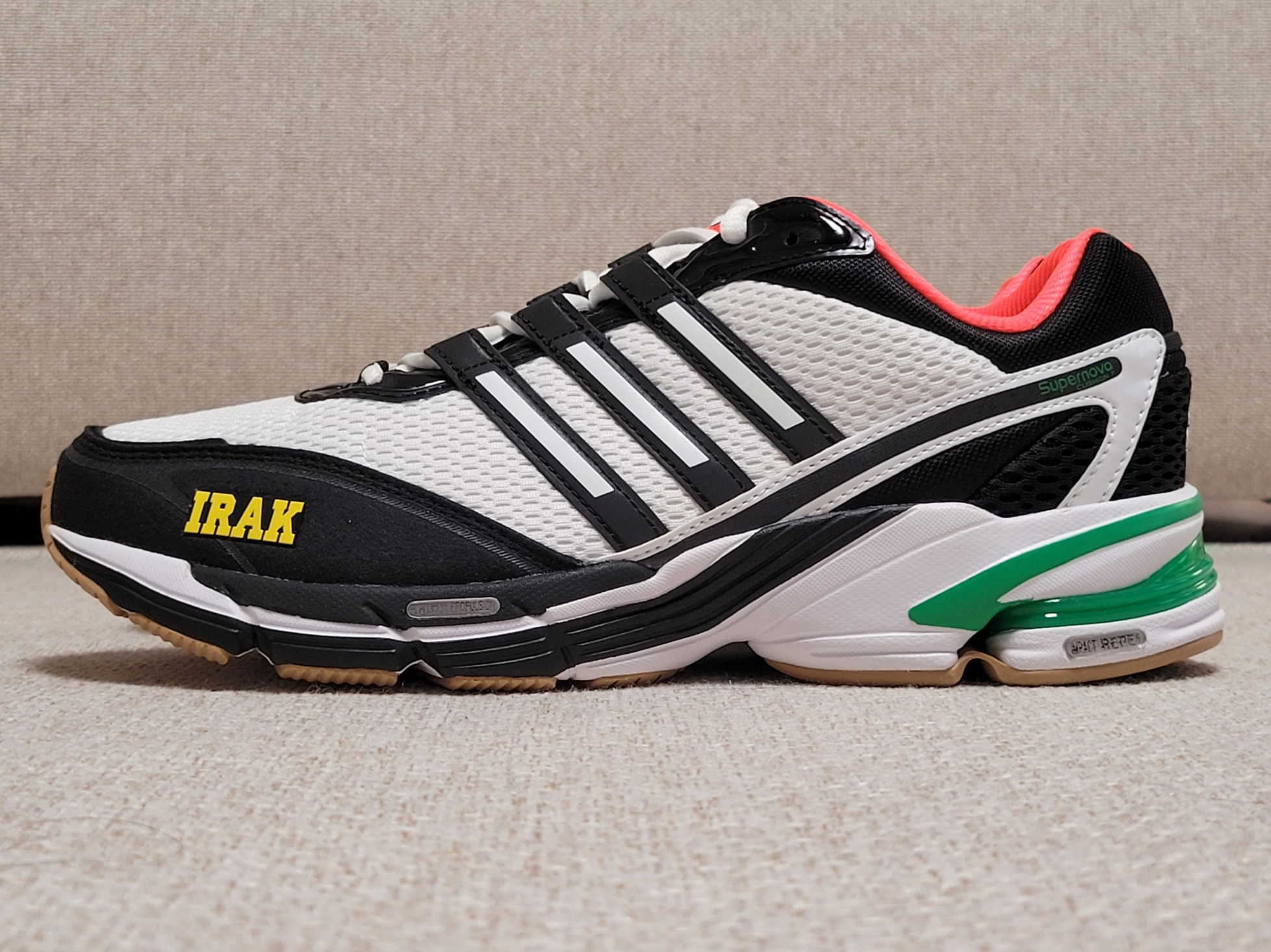 Adidas Supernova Cushion 7 Irak Cloud White Vivid Green 착용 스타일 - 1
