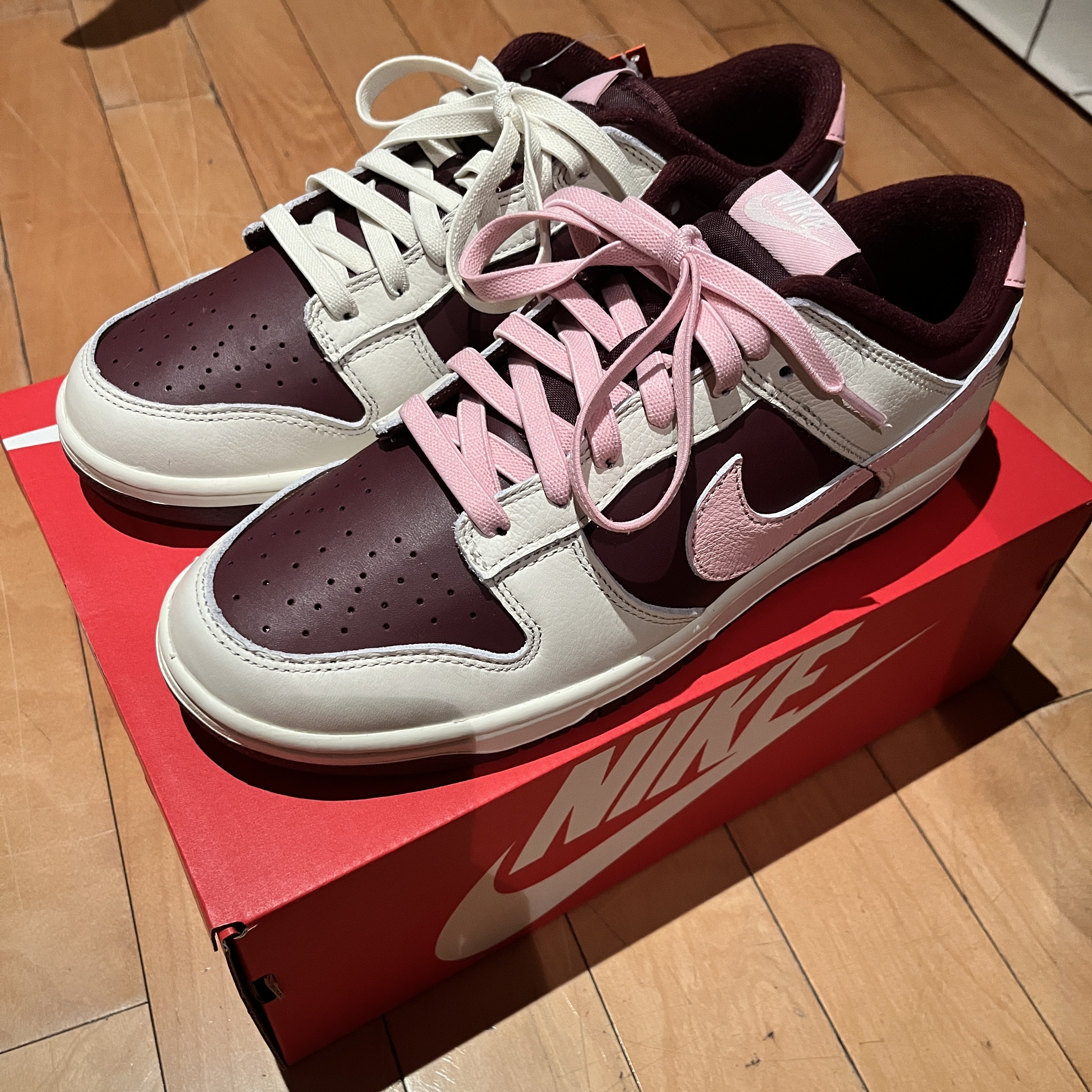 NIke Dunk Low Retro Night Maroon and Medium Soft Pink 착용 스타일 - 1