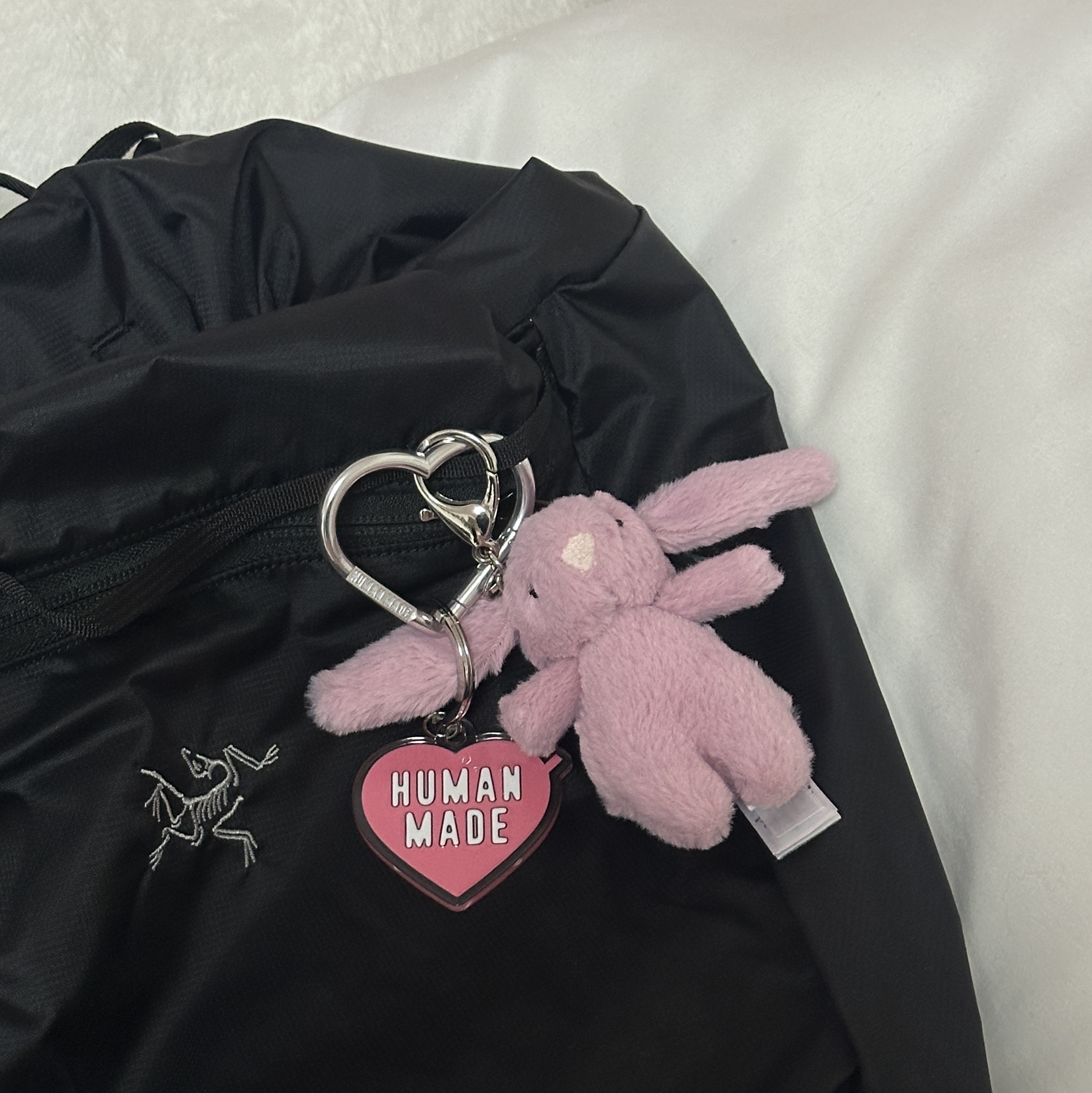 Jellycat Bashful Bunny Bag Charm Tulip, Human Made Heart Carabiner Silver 착용 스타일