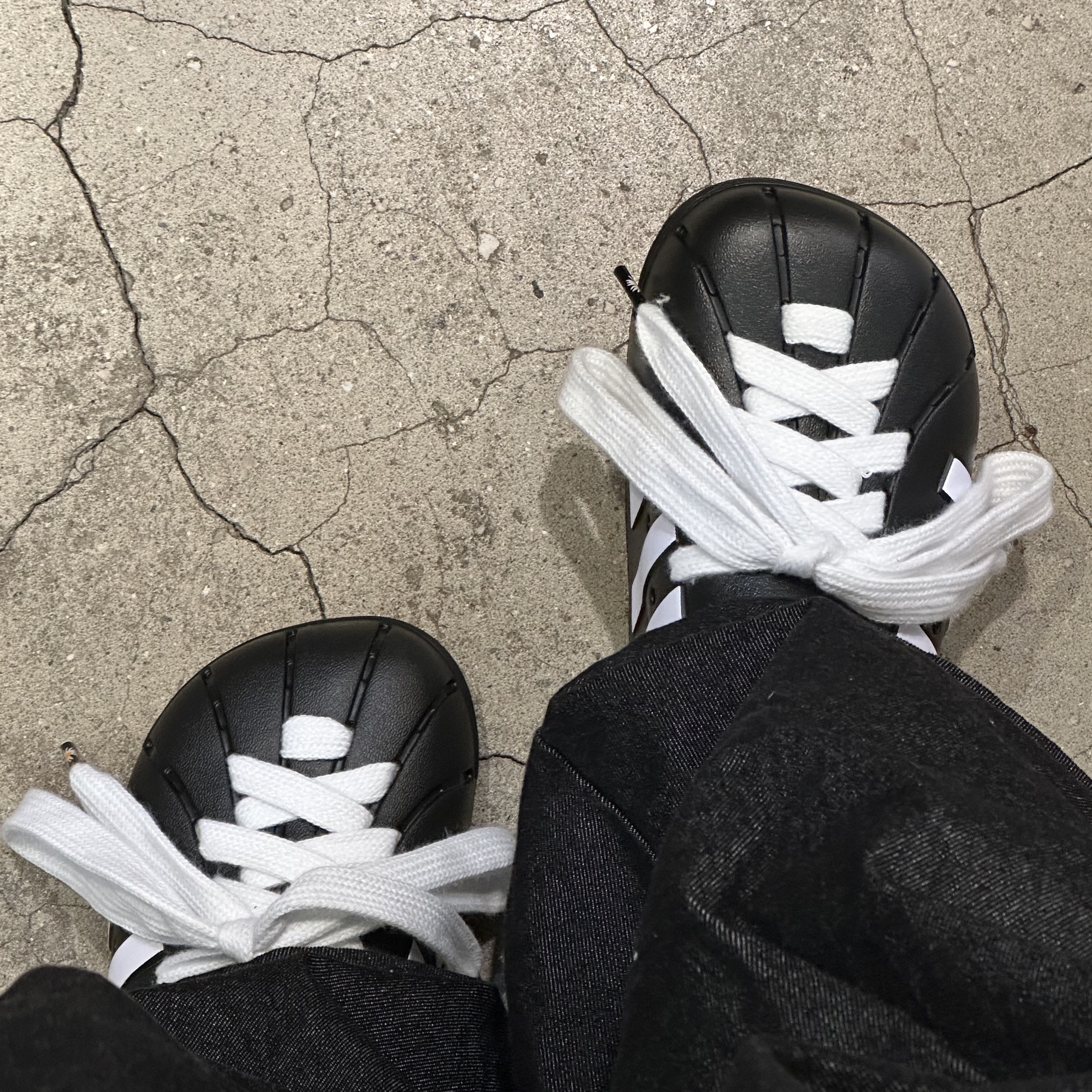 Adidas Adilette Clog Black White 착용 스타일