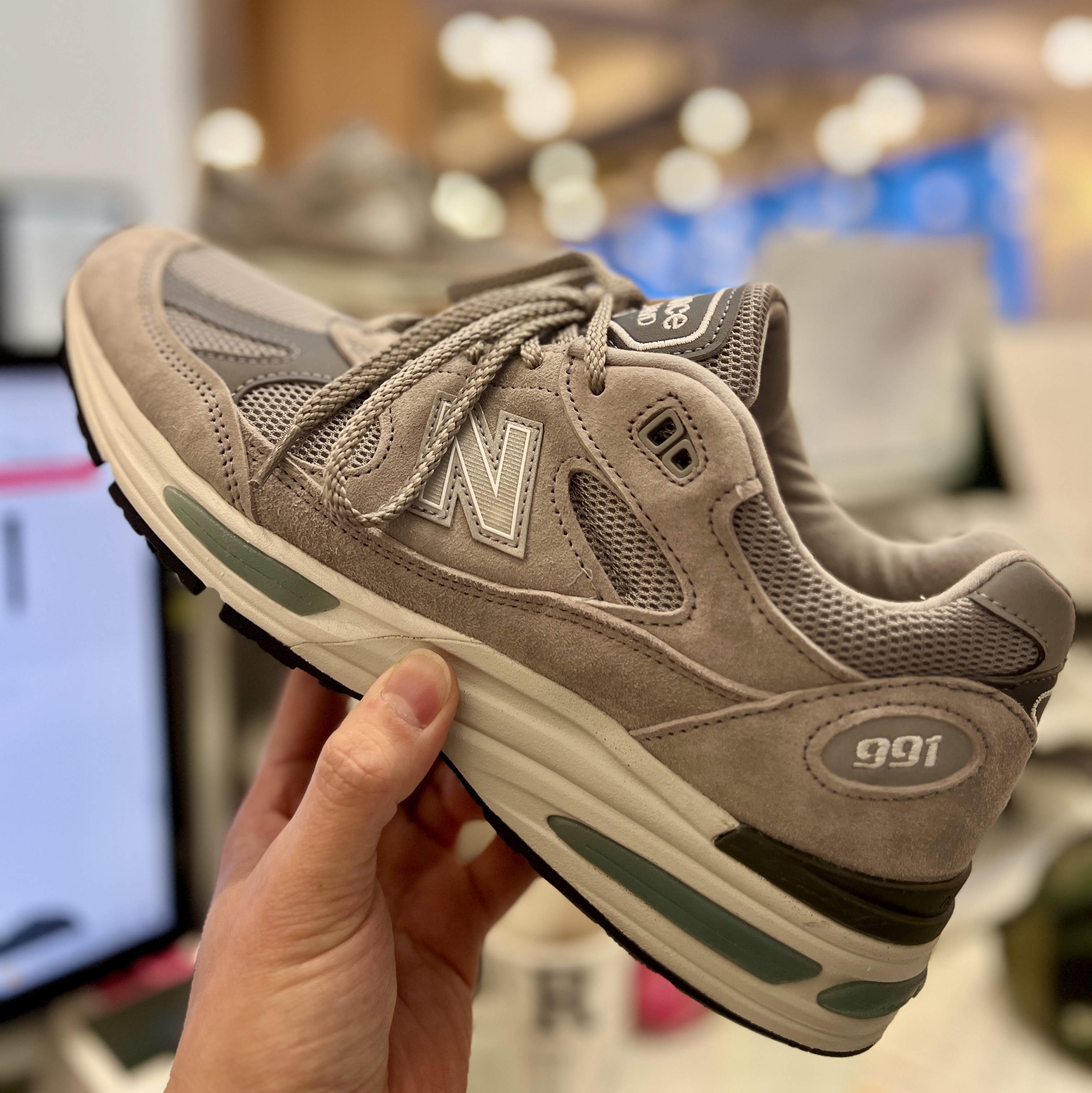 New Balance 991v2 Made in UK Dark Navy Smoked Pearl, New Balance 991v2 Made in UK Rock Ridge Alloy Silver 착용 스타일 - 3