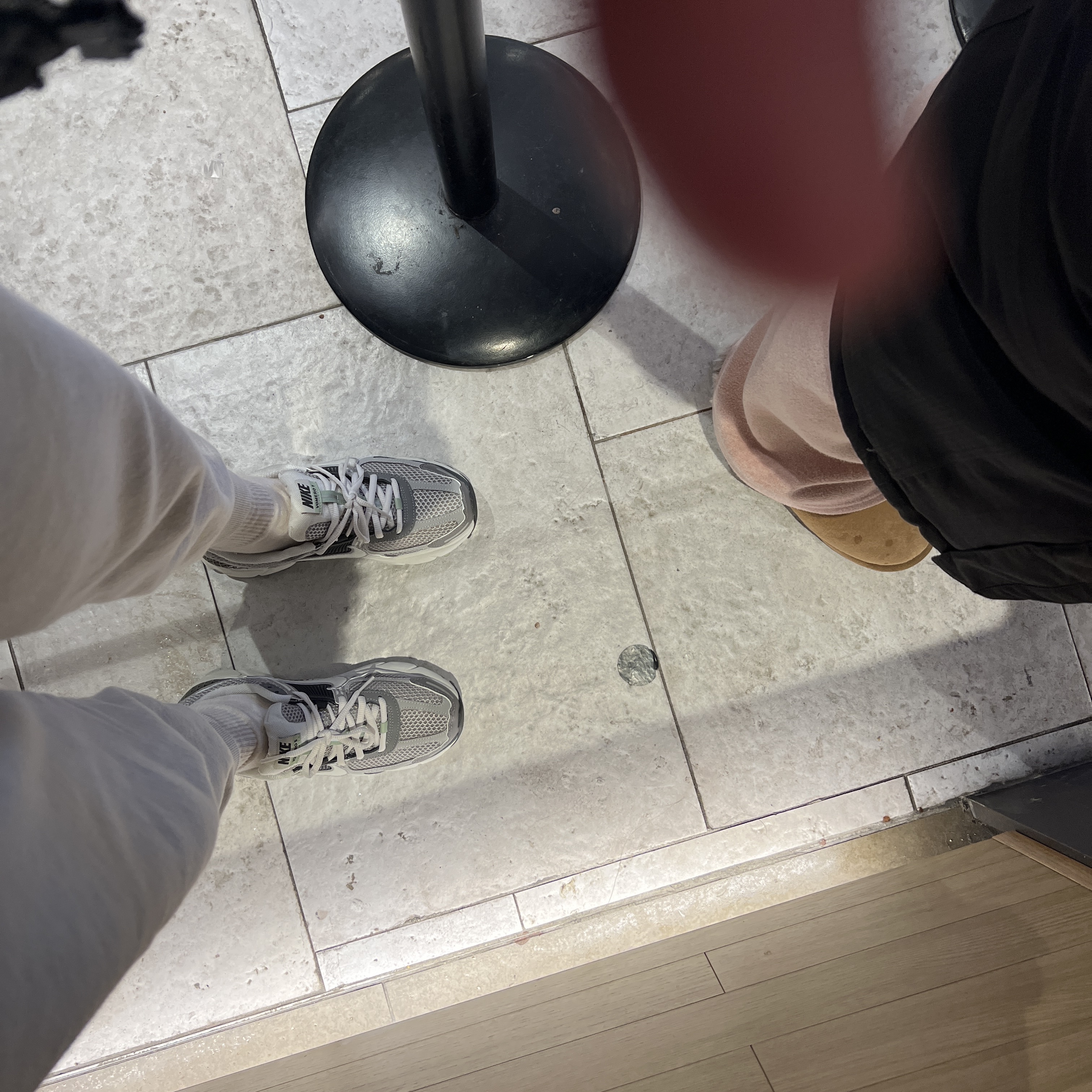 (W) Nike Zoom Vomero 5 Cobblestone and Flat Pewter 착용 스타일