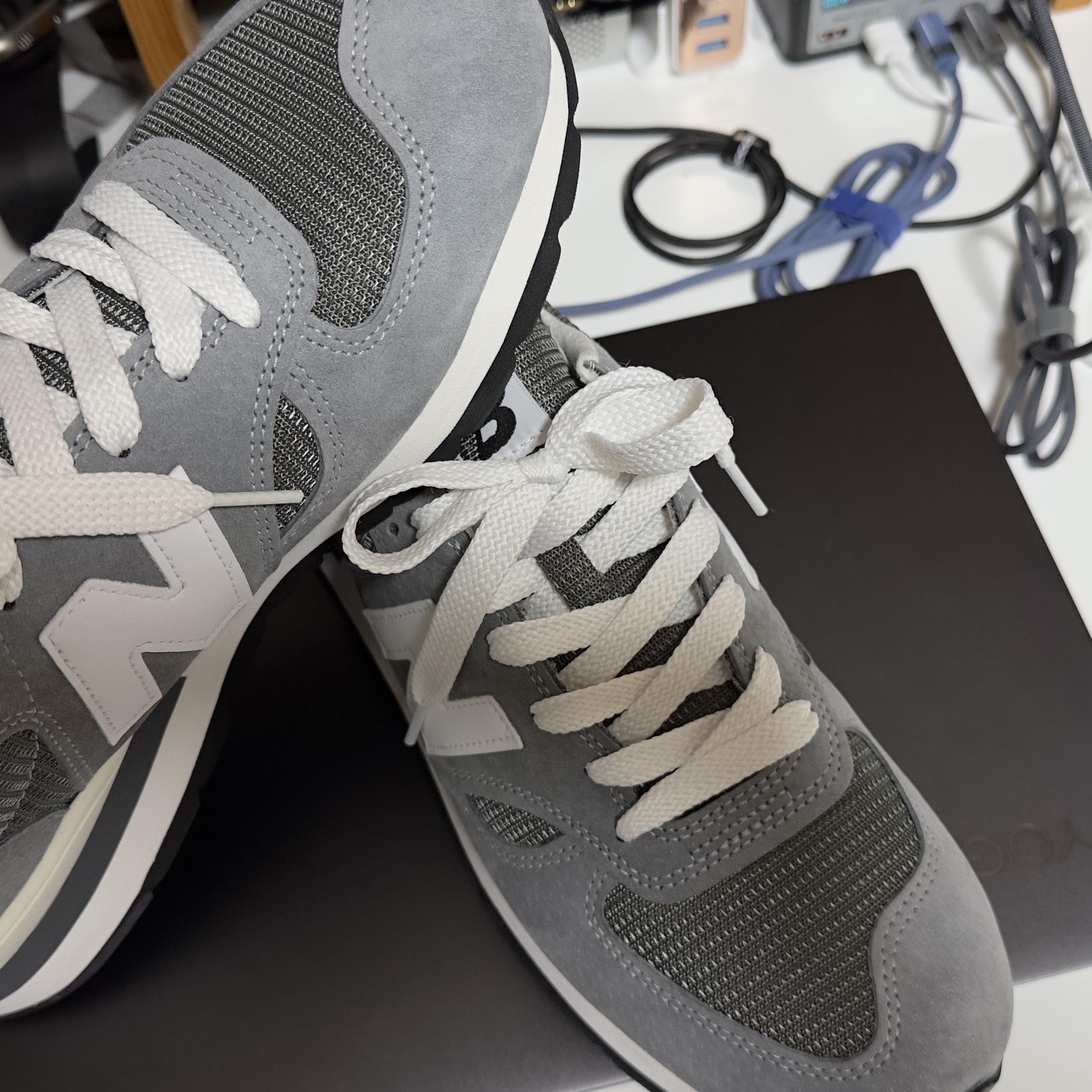 New Balance 990v1 Made in USA Grey White 착용 스타일 - 1