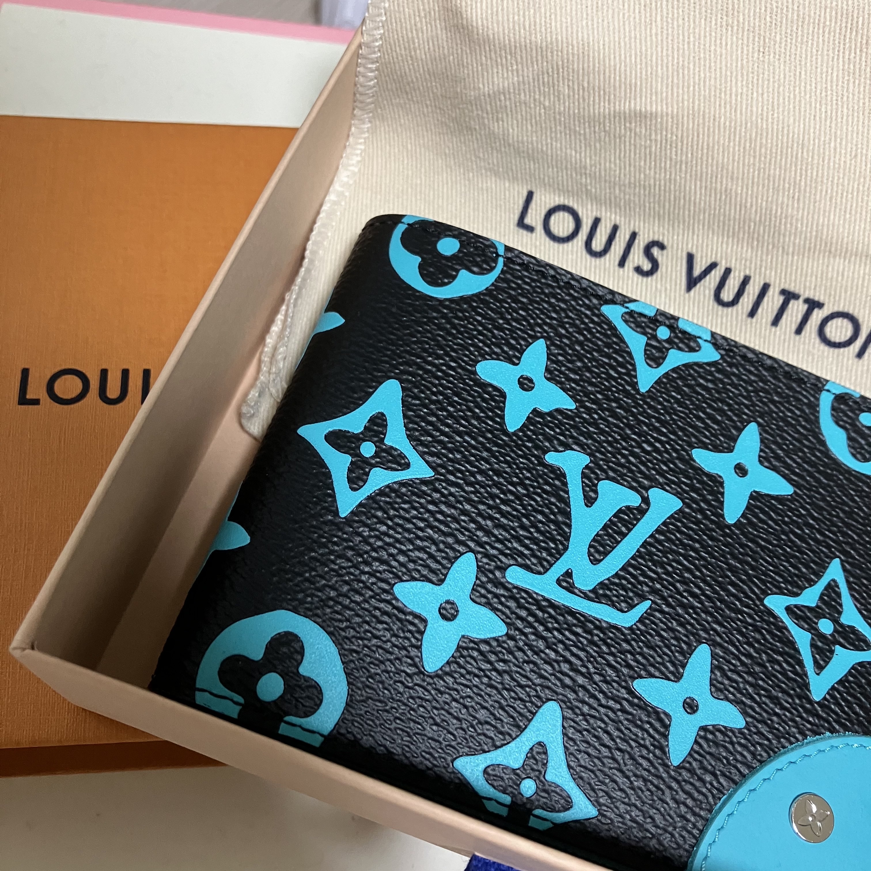 Louis Vuitton Slender Wallet Monogram Playground Black 착용 스타일