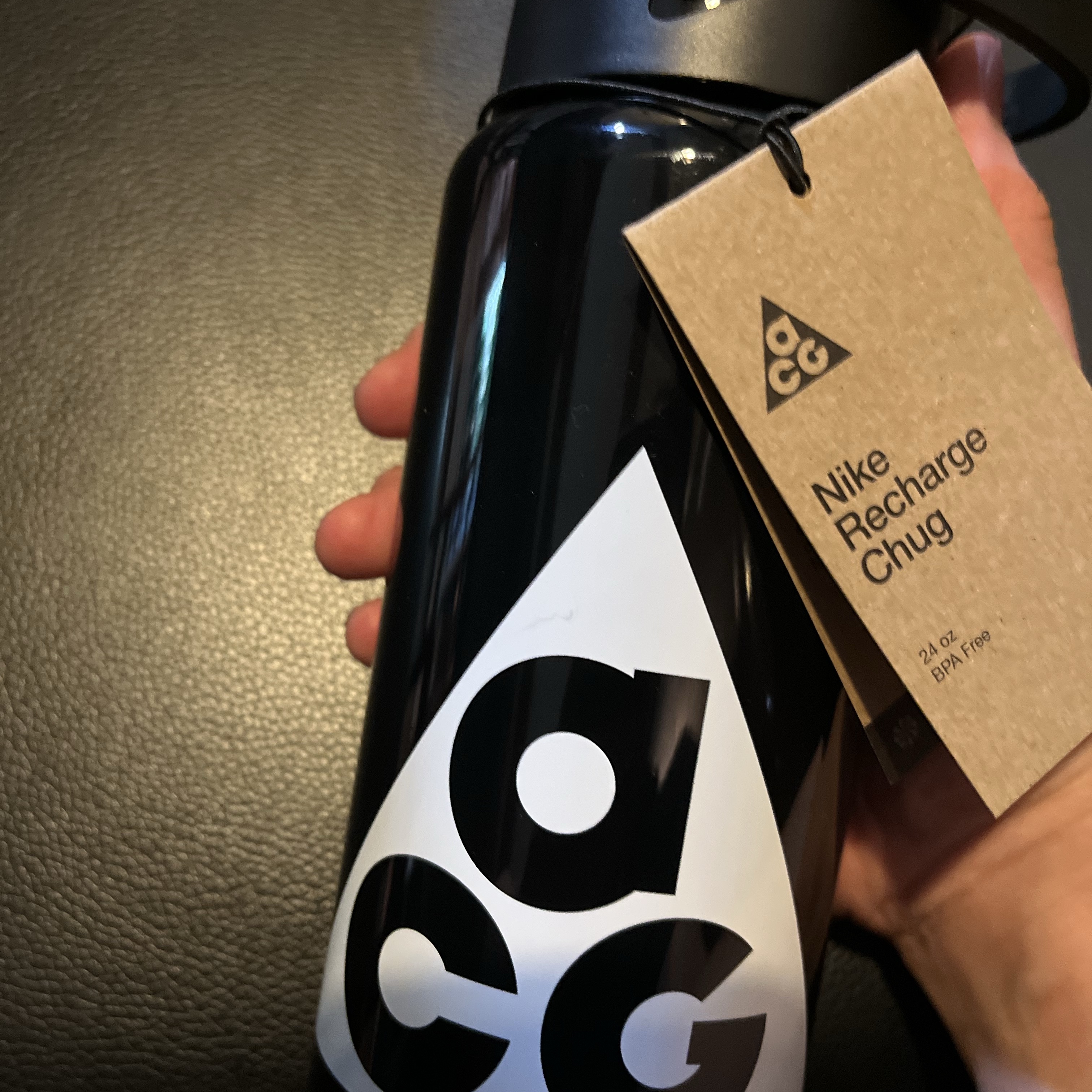 Nike ACG Tritan Renew Recharge Chug Bottle 710ml Black 착용 스타일 - 2