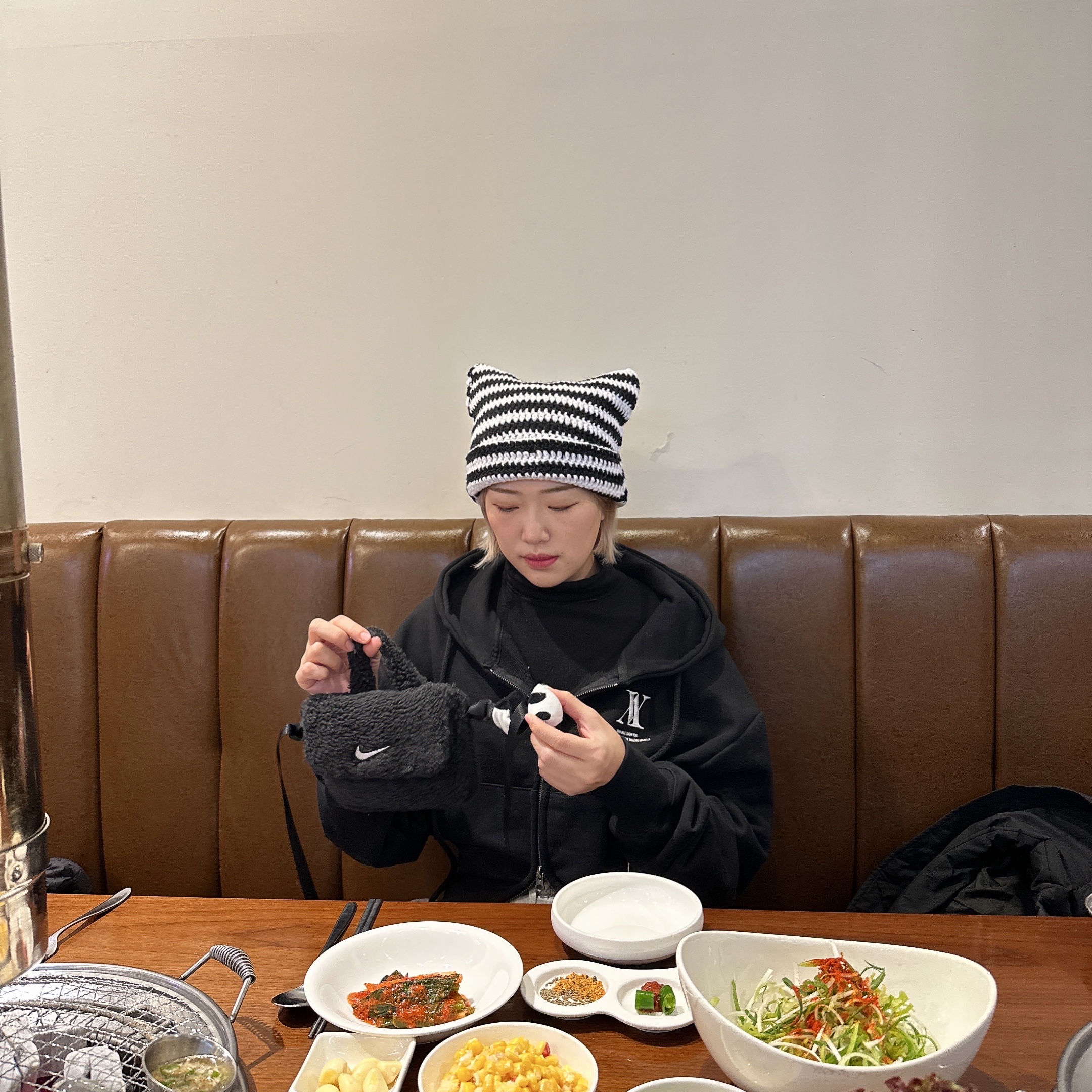 (Kids) Nike NSW Faux Fur Crossbody Bag Black 착용 스타일 - 2