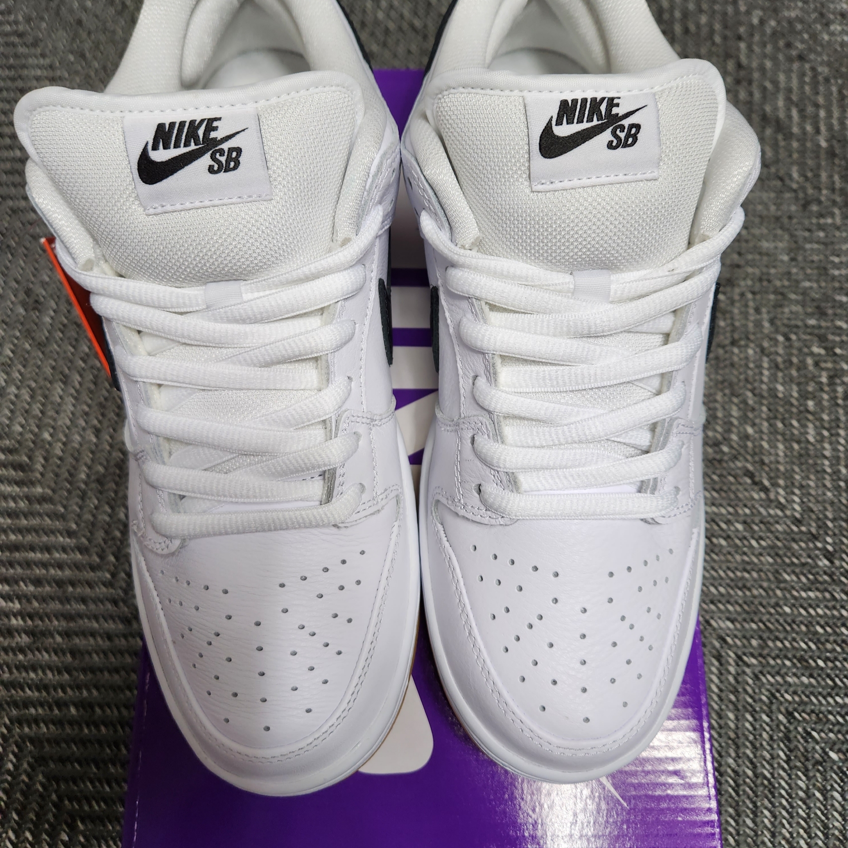 Nike SB Dunk Low Pro White and Gum Light Brown 착용 스타일