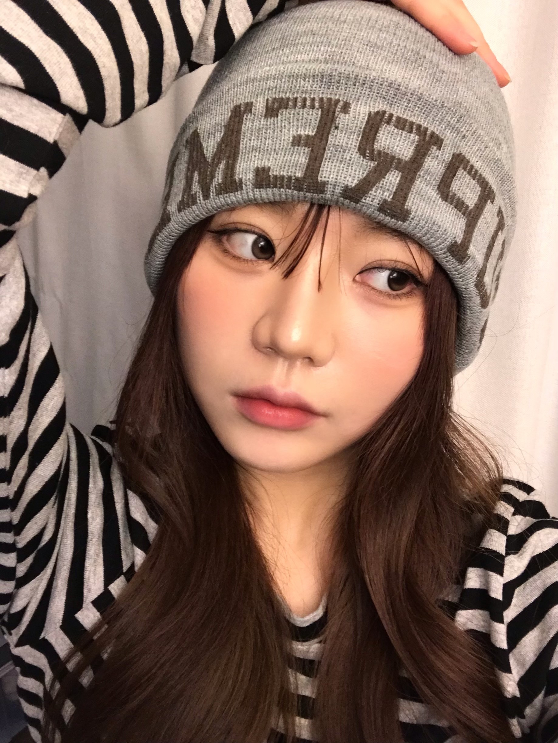 Supreme New Era Varsity Beanie Heather Grey - 23FW 착용 스타일