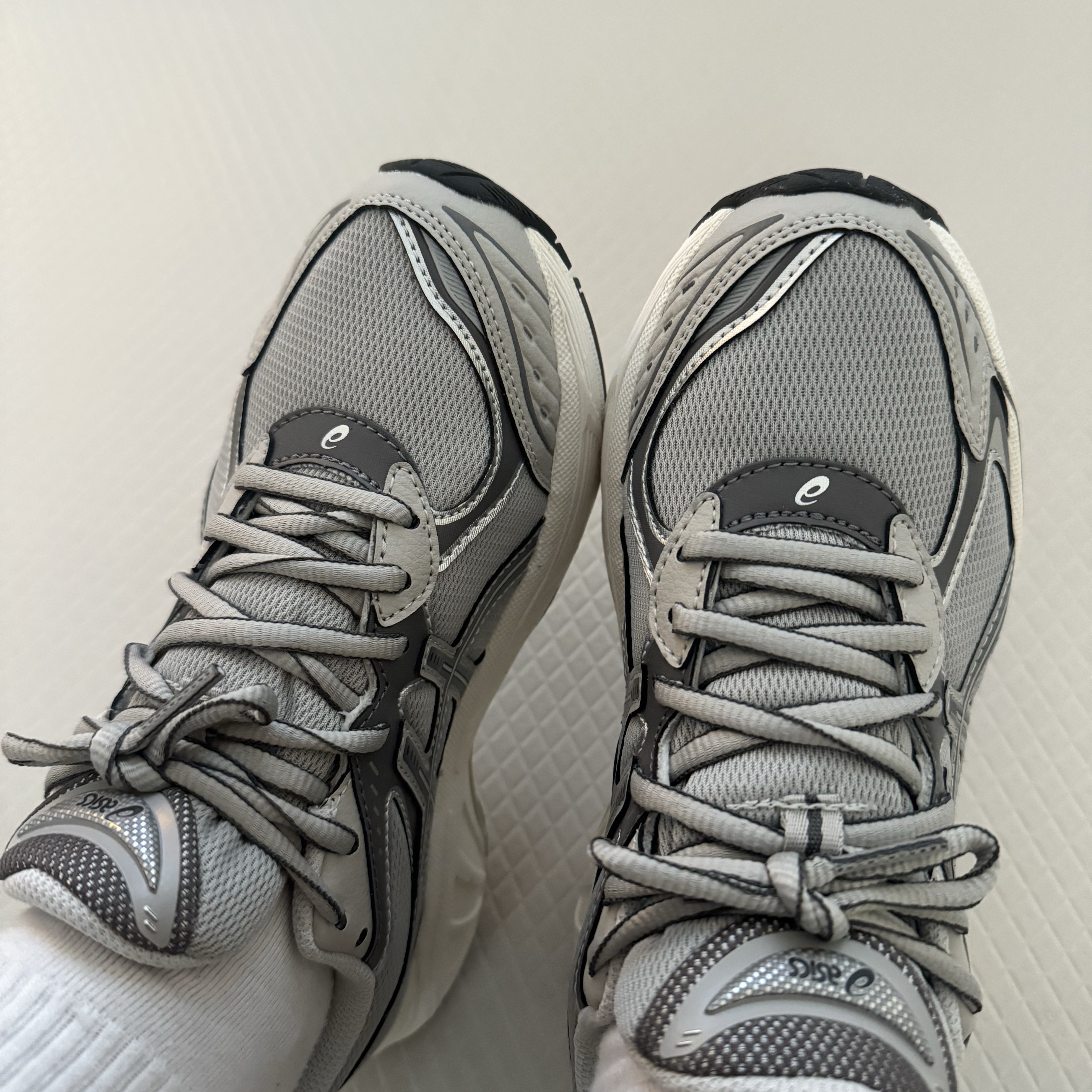 Asics GT-2160 Oyster Grey Carbon 착용 스타일 - 1